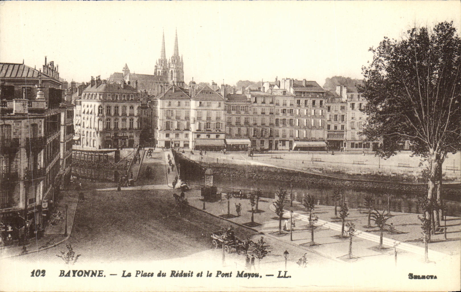 VINTAGE POSTCARD Bayonne the Place of the Tiny room and the Mayou Bridge
