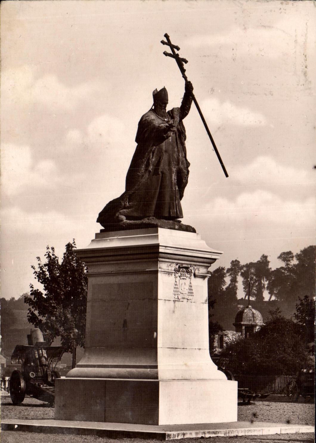 VINTAGE POSTCARD Bayonne Monument of the Lavigerie Cardinal