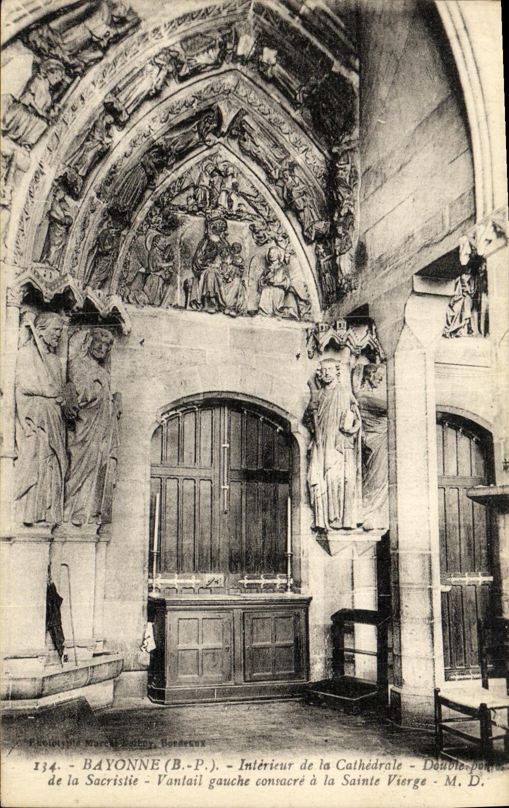 VINTAGE POSTCARD Bayonne Interieur of the Double Cathedral carries left Vantail sacristy devotes to Blessed Virgin