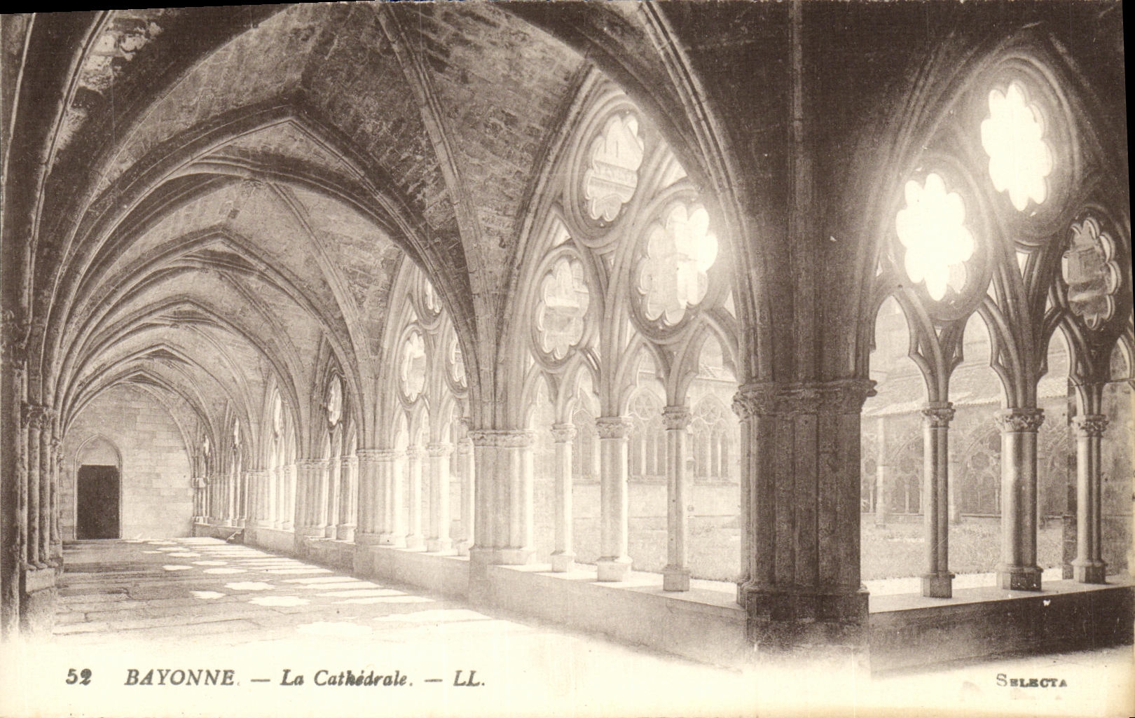 VINTAGE POSTCARD Bayonne the Cathedral