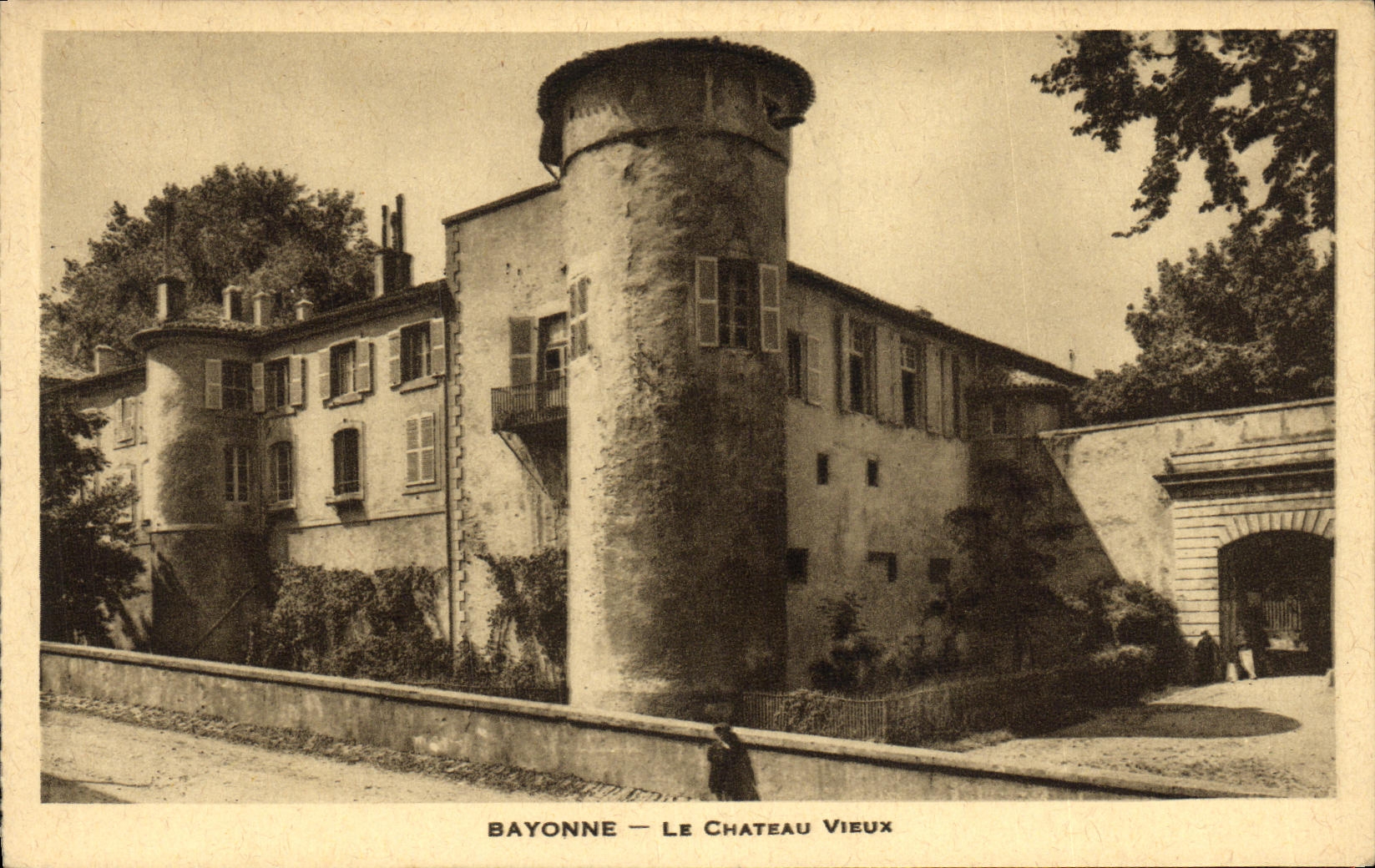 VINTAGE POSTCARD Bayonne the Old Castle