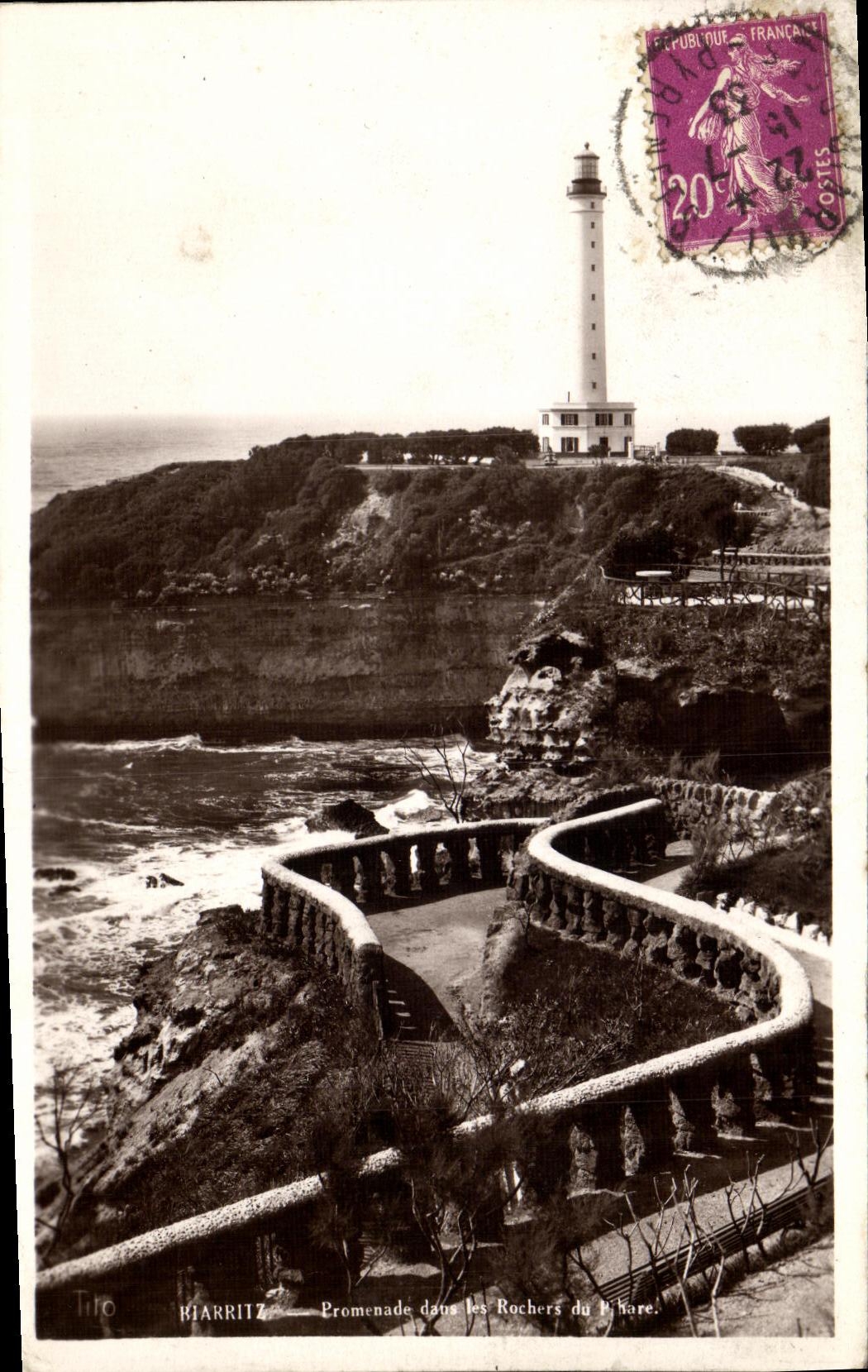 CPA Biarritz Promenade Dans Les Rochers du phare