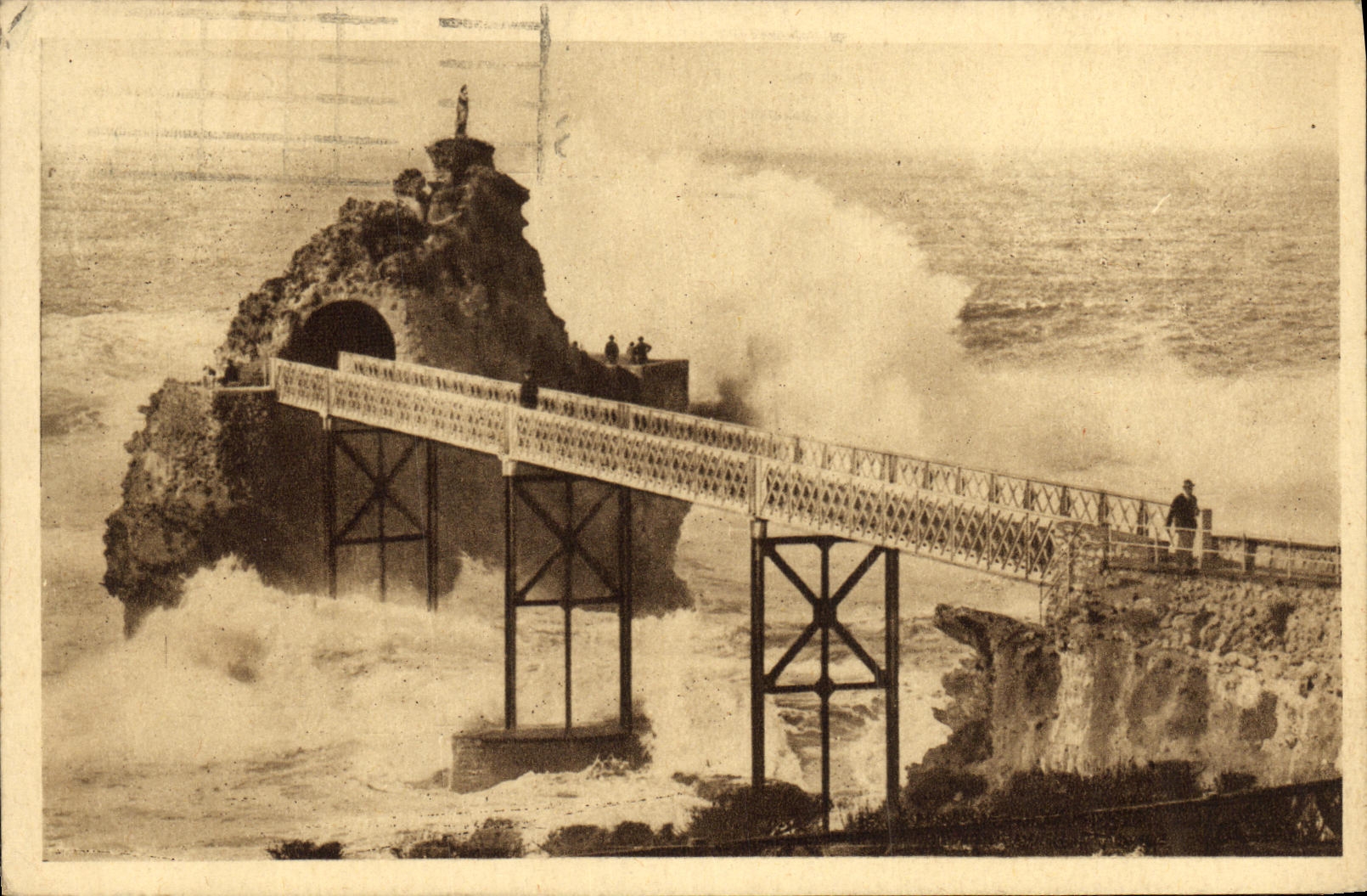 CPA Biarritz La Tempete Au rocher de La Vierge 