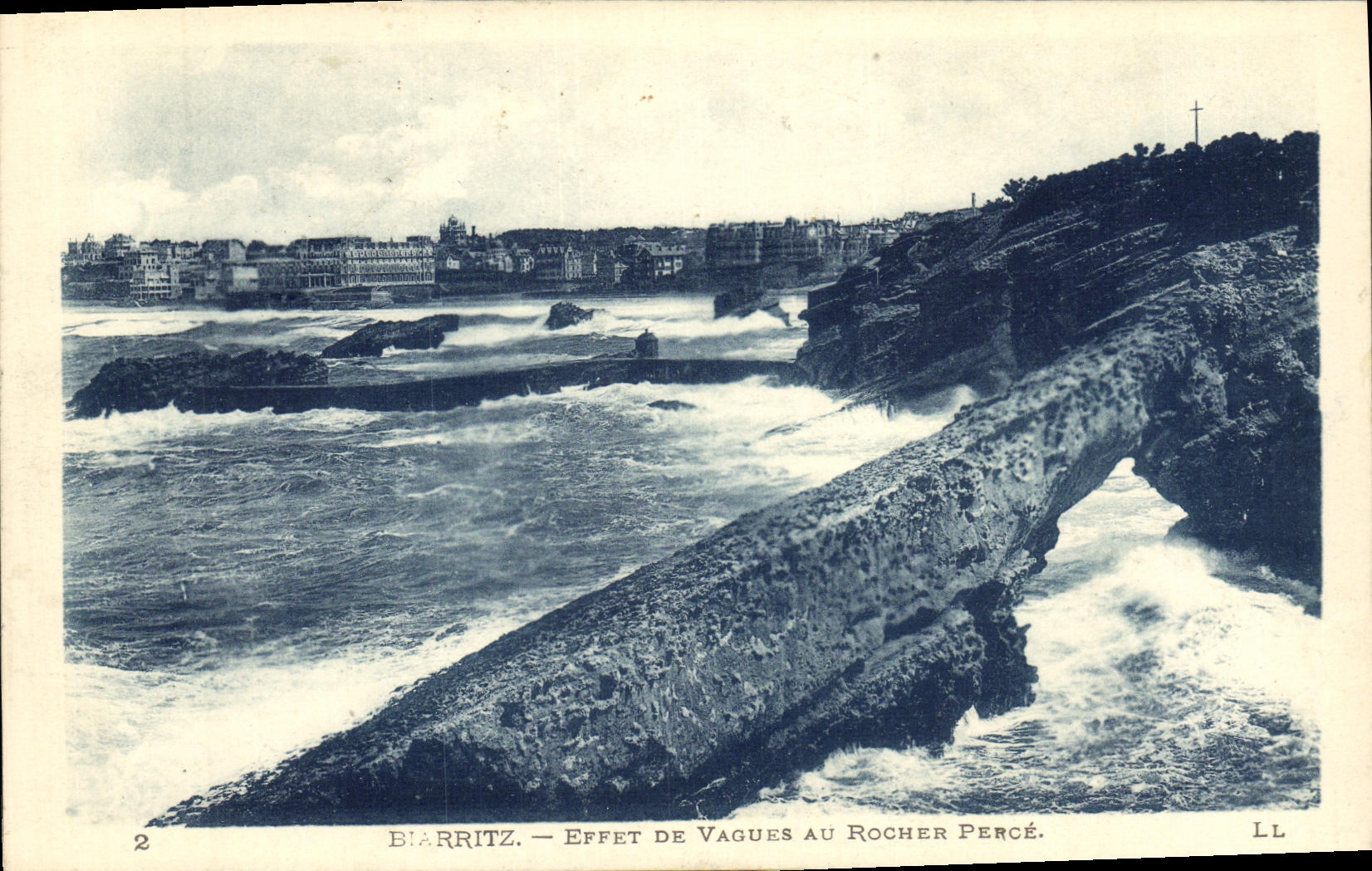 CPA Biarritz Effet De Vagues Au Rocher Perce 