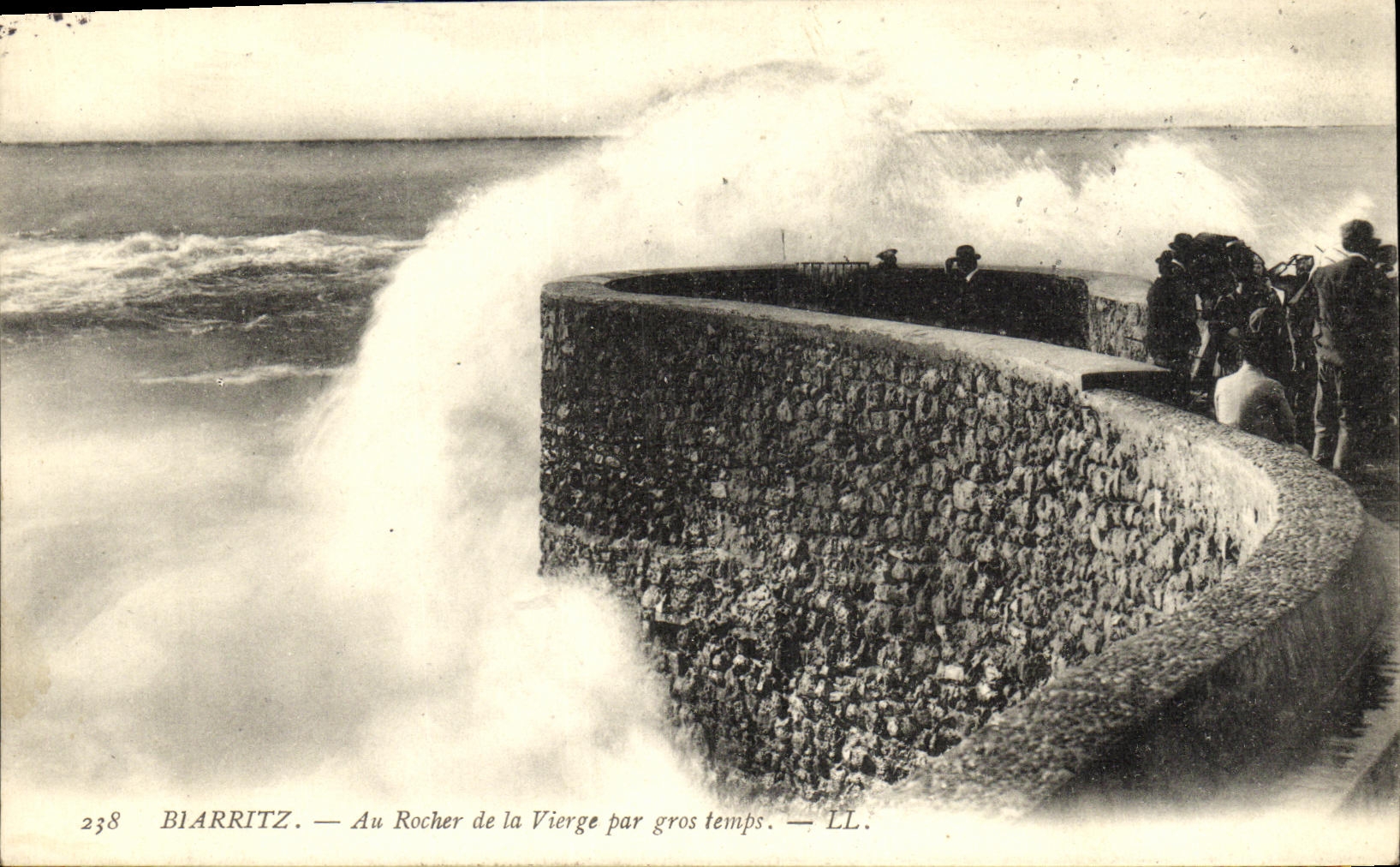 CPA Biarritz Au Rocher de la Vierge Par Gros Temps