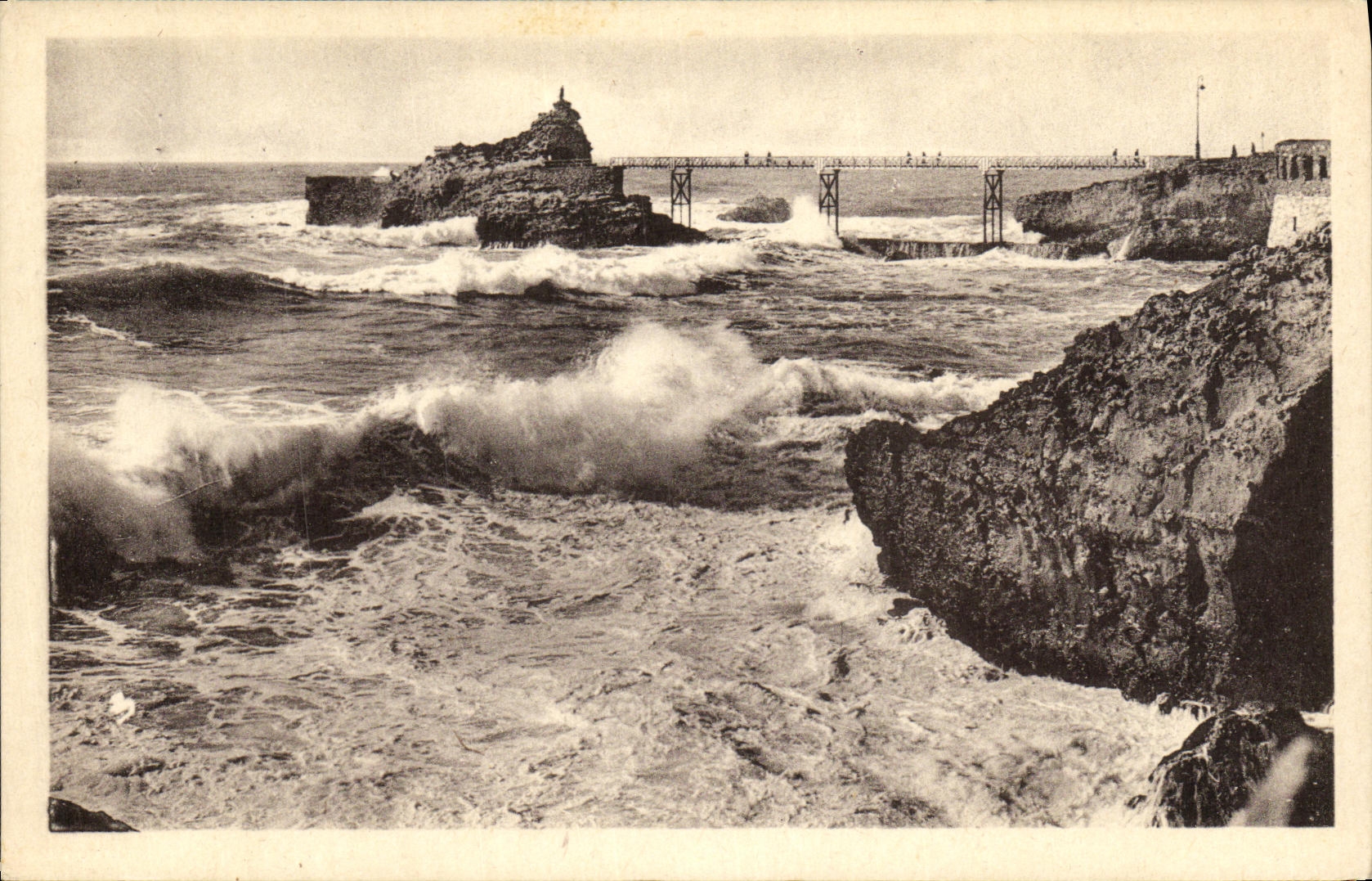 CPA Biarritz Le Rocher De La Vierge Par Grosse Mer