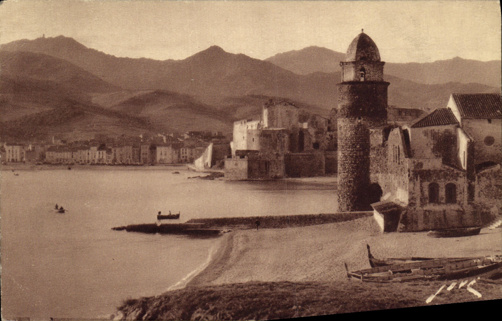 VINTAGE POSTCARD Collioure the Port