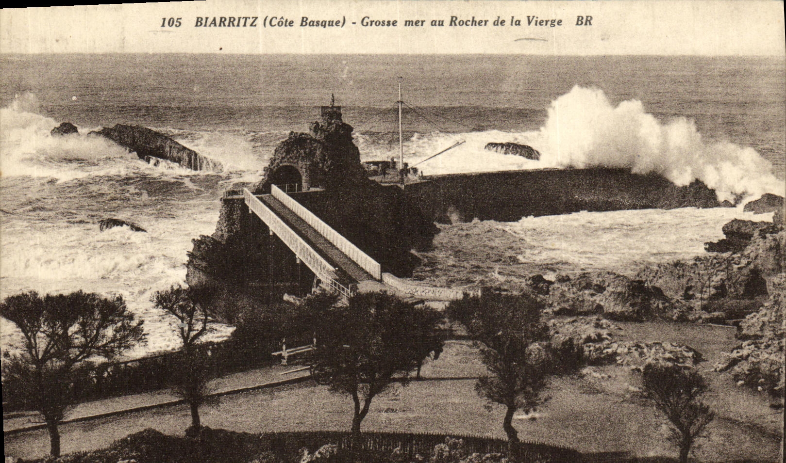 CPA Biarritz Grosse mer au Rocher de la Vierge