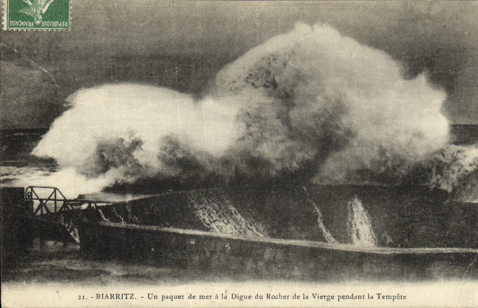CPA Biarritz Un paquet de Mer a la Digue du Rocher de la Vierge pendant la tempete