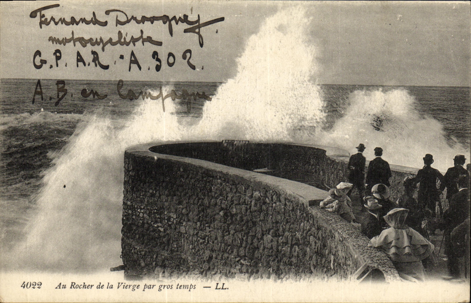 CPA Biarritz Au Rocher de la Vierge par gros temps