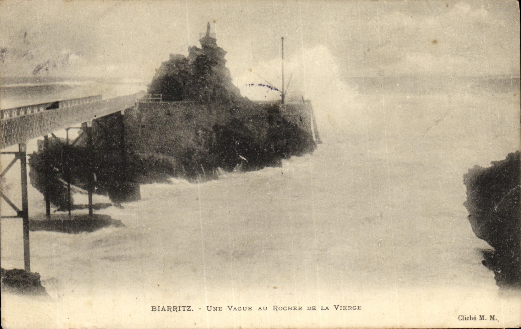 CPA Biarritz Une Vague au Rocher De La Vierge