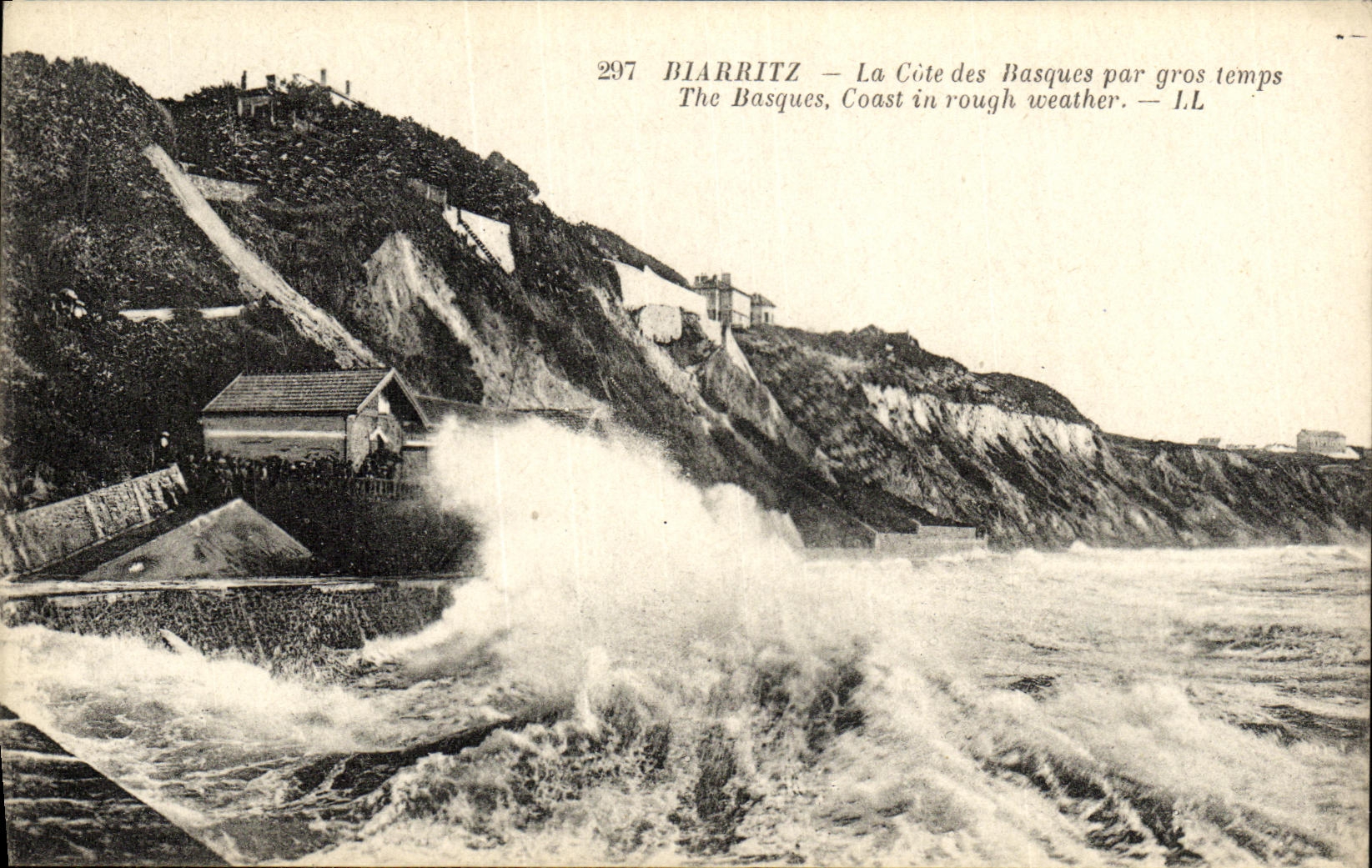 CPA Biarritz La Cote des Basques par gros temps