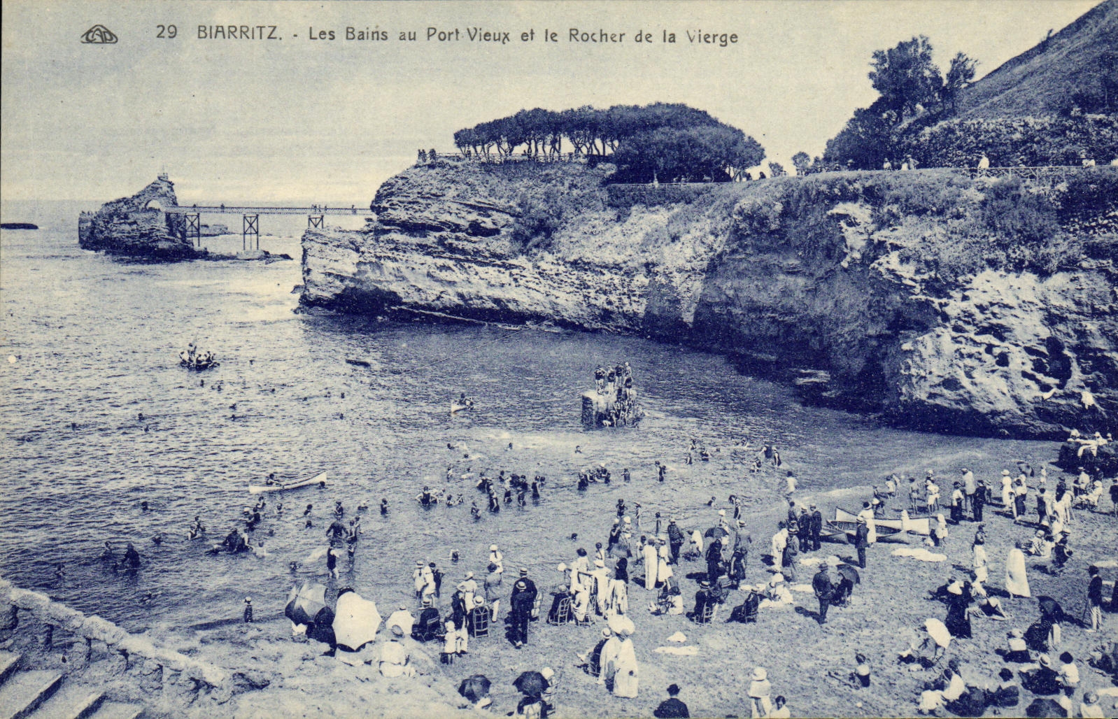 CPA Biarritz Les Bains au Port Vieux et le Rocher de la Vierge