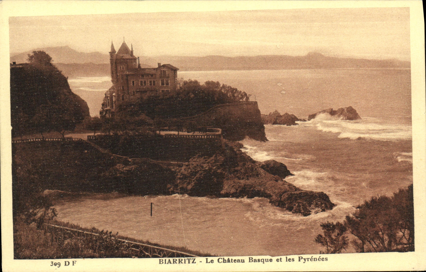 CPA Biarritz Le Chateau Basque et les Pyrenees