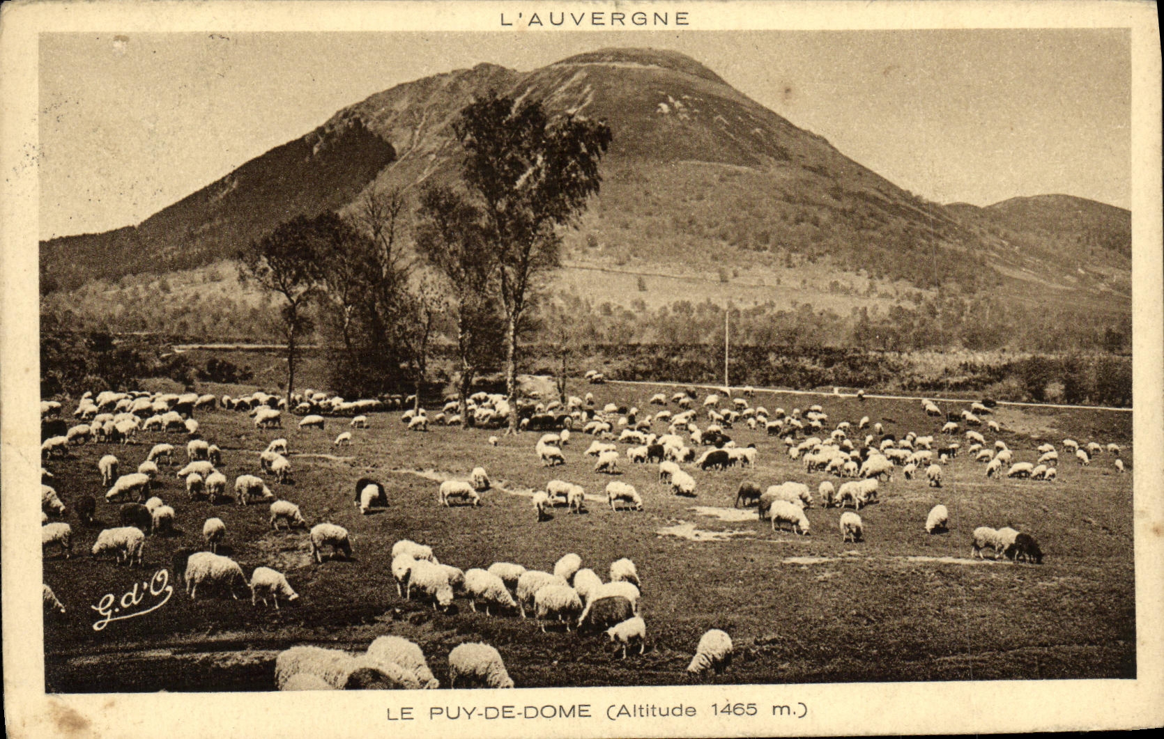 VINTAGE POSTCARD L Auvergne Puy de Dome