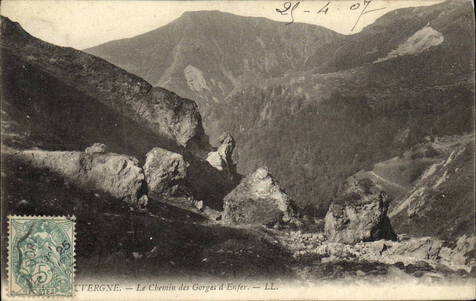 VINTAGE POSTCARD Auvergne the Way of the Falls D Hell