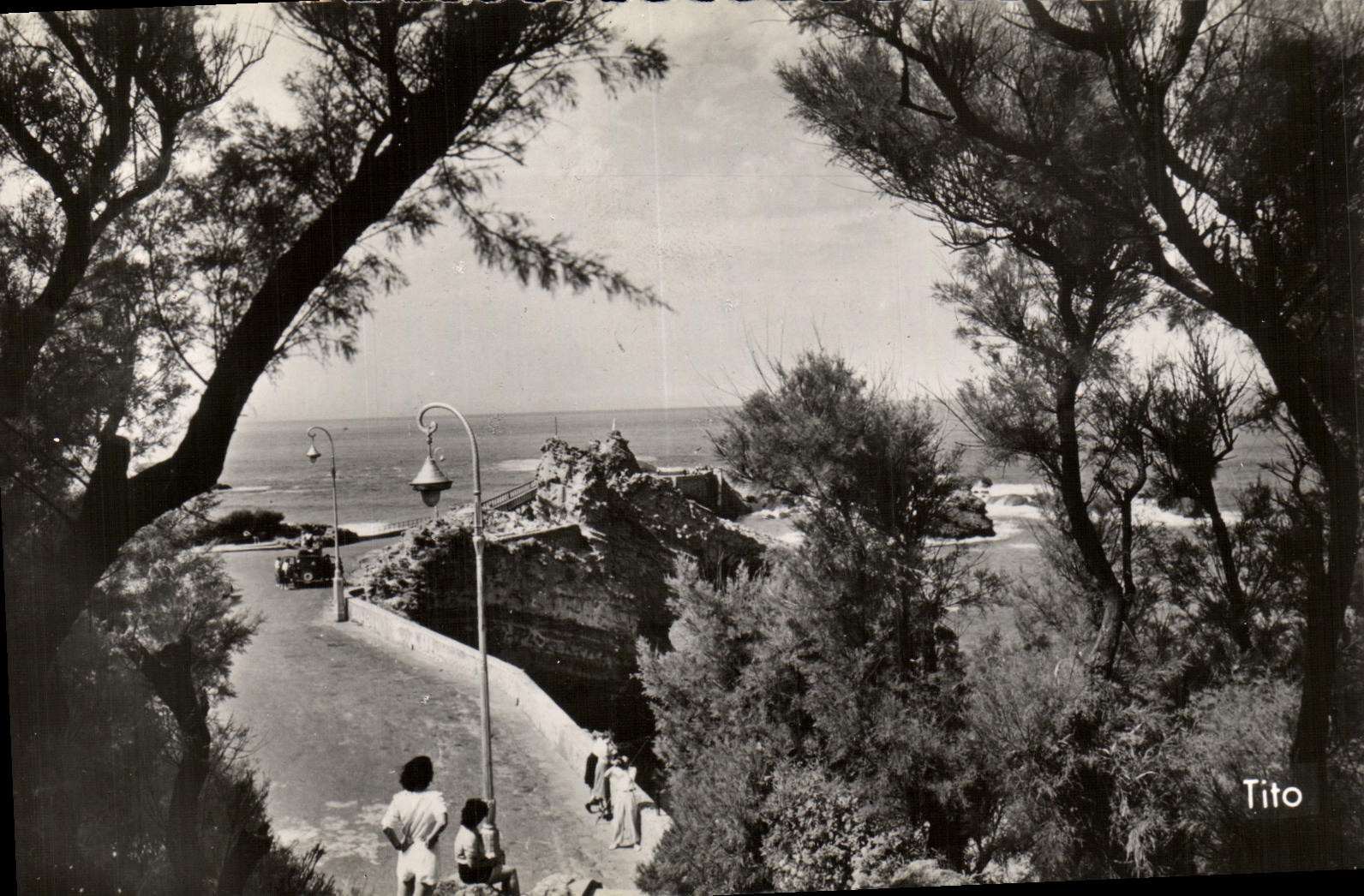 CPSM Biarritz Esplanade et rocher de la vierge