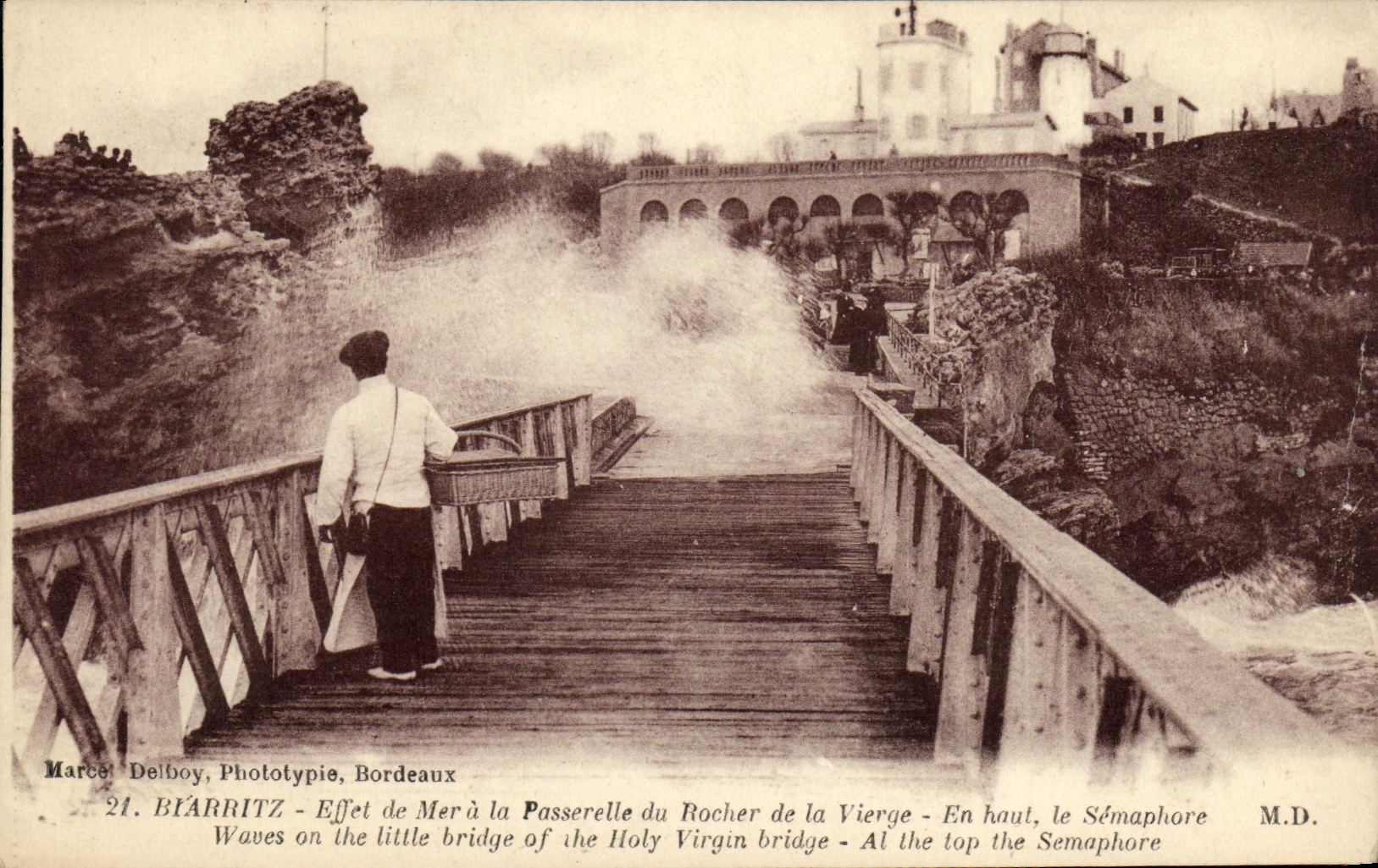 CPA Biarritz Effect De Mer a La Passerelle Du Rocher De La Vierge Semaphore