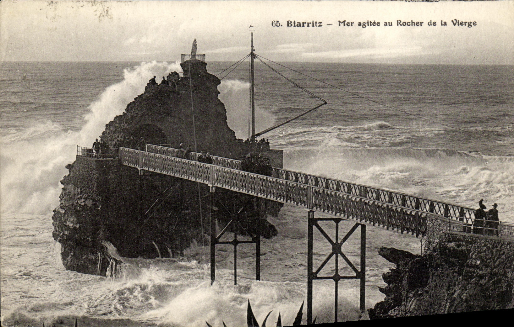 CPA Biarritz Mer Agitee Au rocher de la Vierge