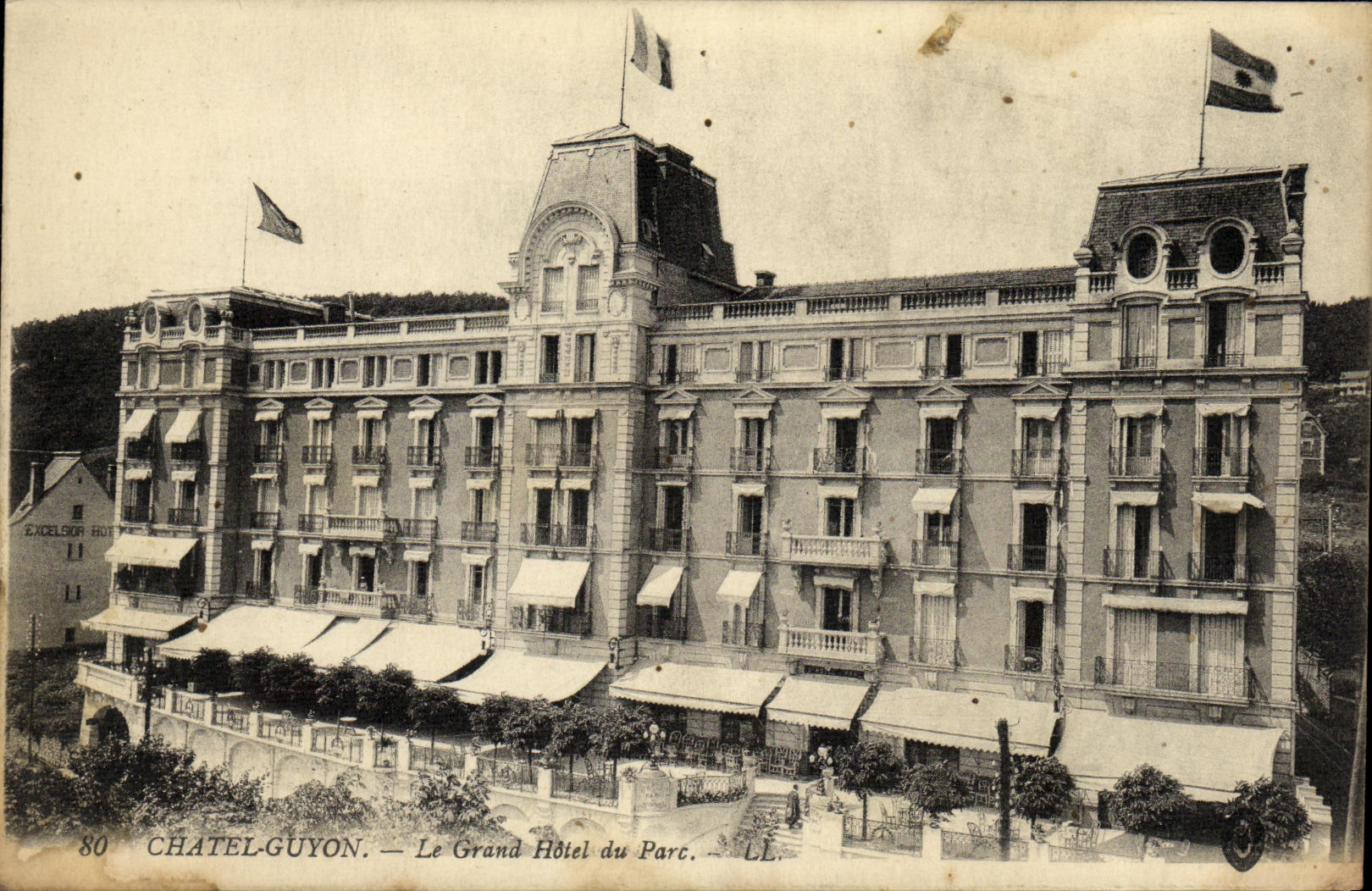 POSTAL ChatelGuyon de la VENDIMIA el hotel grande del parque
