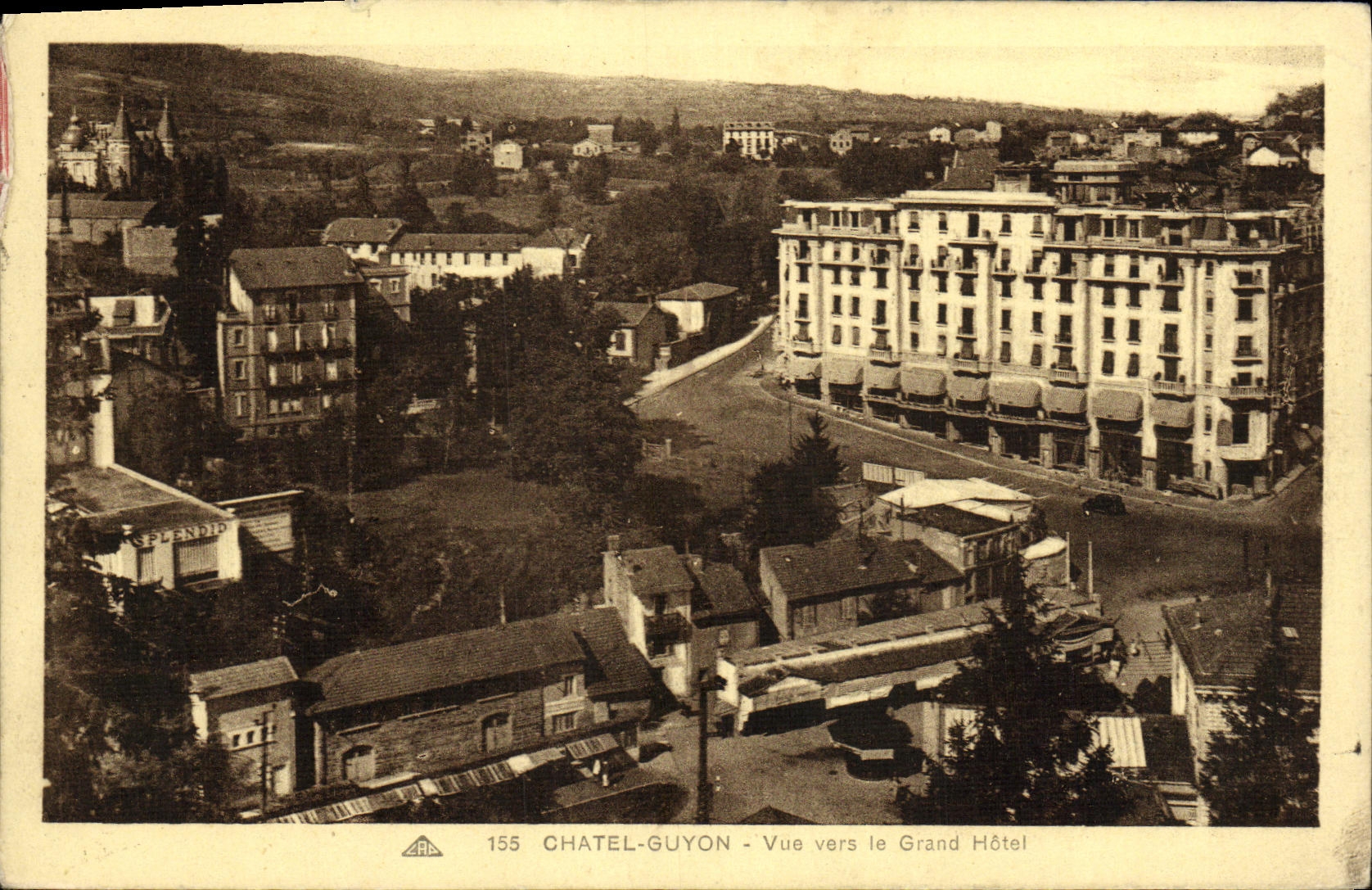POSTAL ChatelGuyon de la VENDIMIA visto hacia el hotel grande