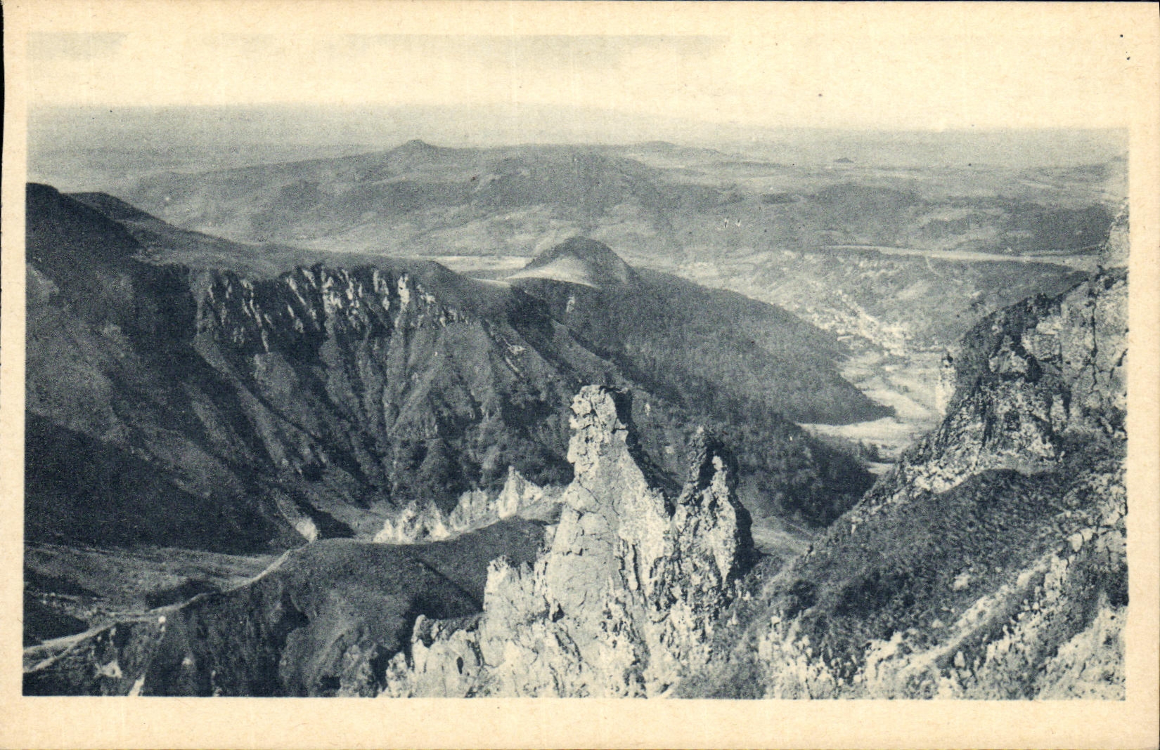 VINTAGE POSTCARD the Mount Gilds Sancy