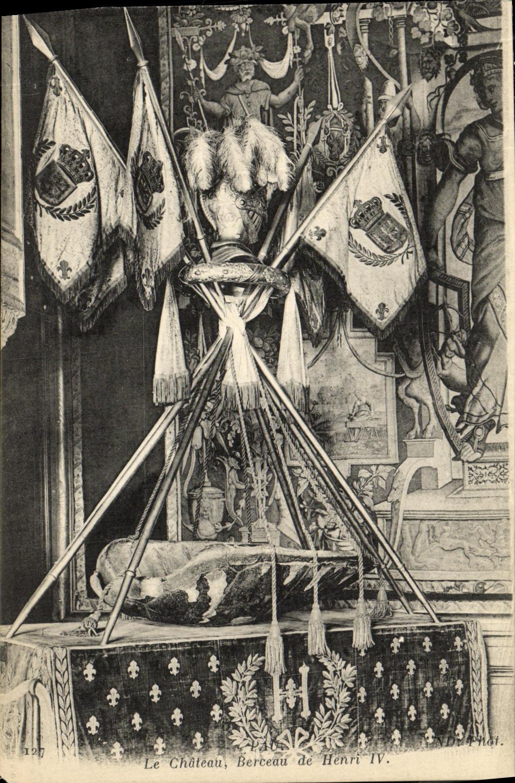 VINTAGE POSTCARD Pau the castle Cradle of Henri IV