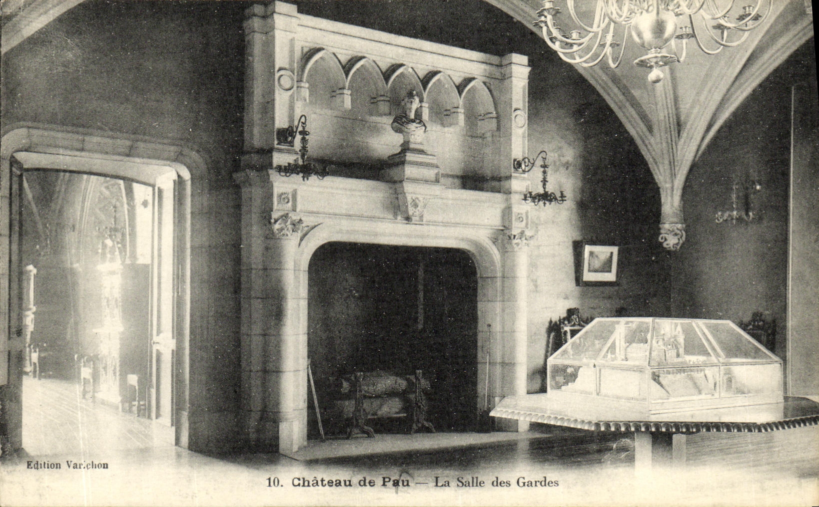 VINTAGE POSTCARD Castle Of Pau the Room Of the Guards
