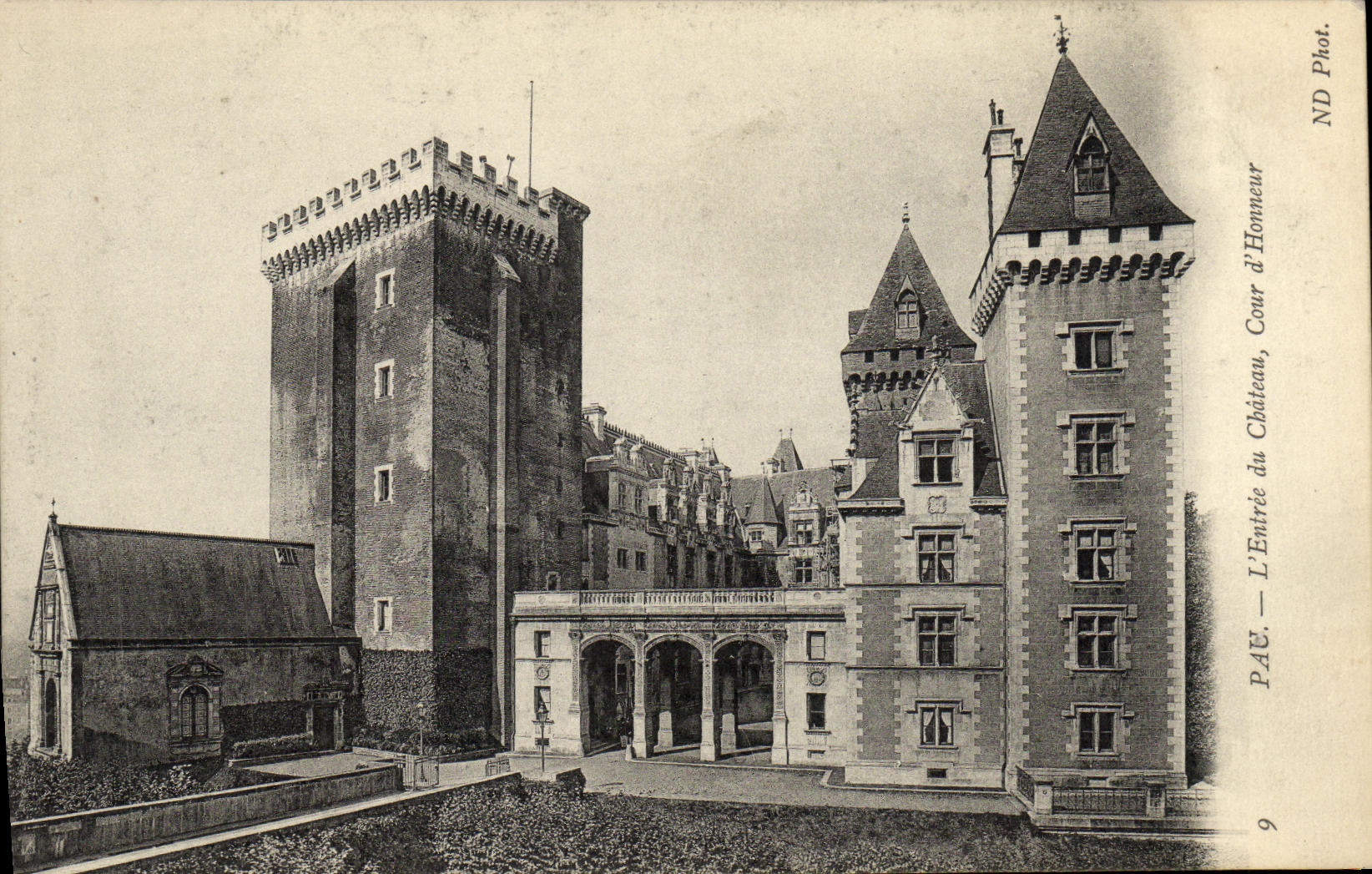 VINTAGE POSTCARD Pau L Entered Of the Castle Court D Honor