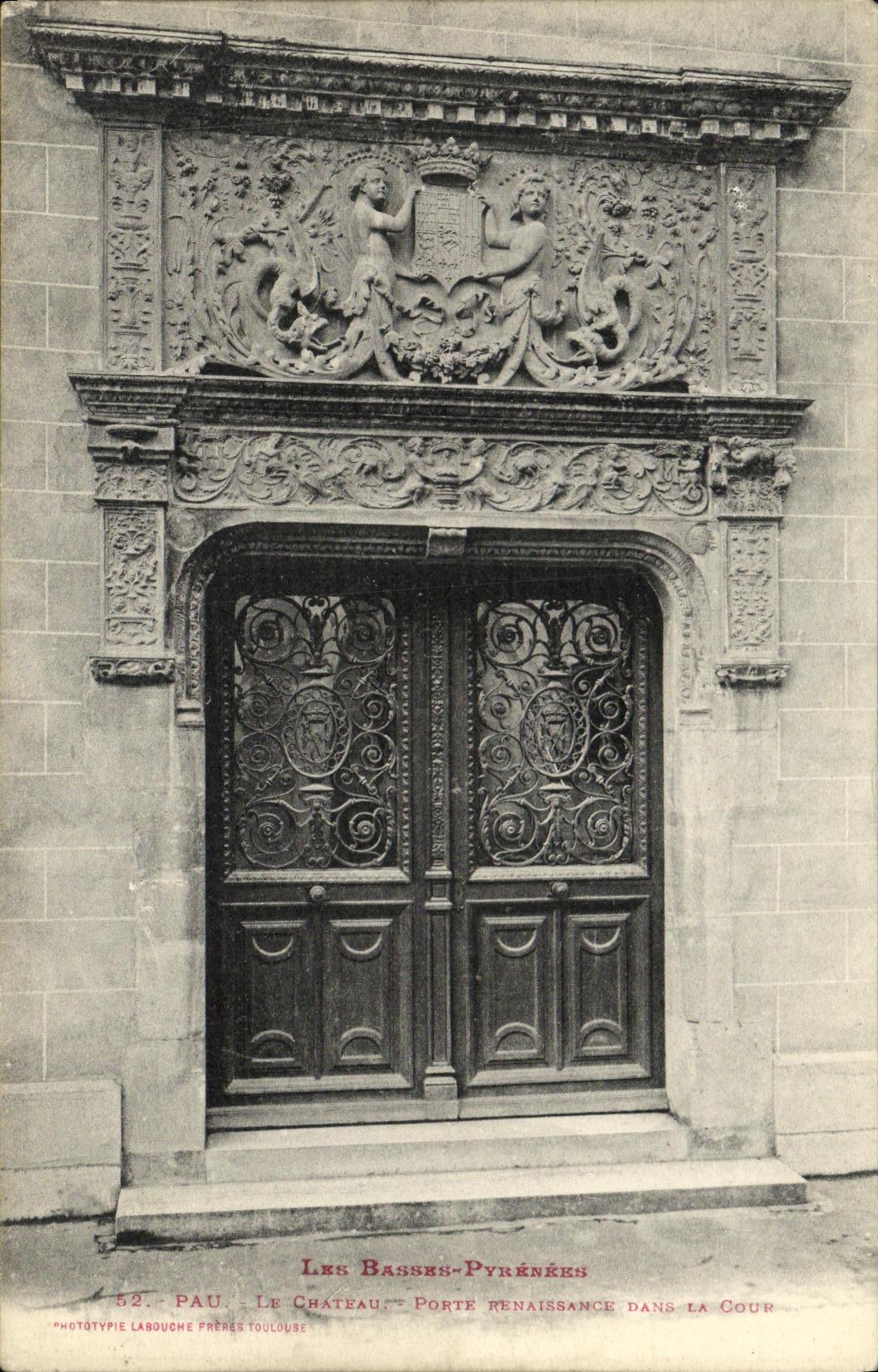 VINTAGE POSTCARD Pau the Castle Carries Renaissance in the court