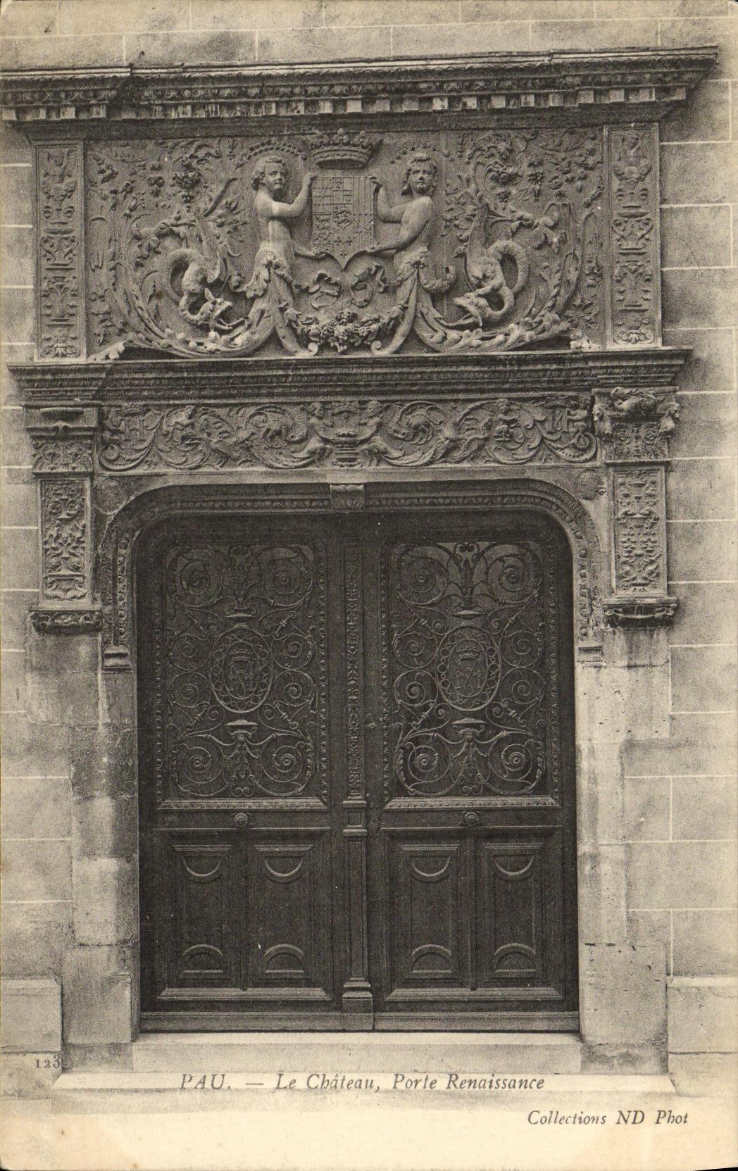 VINTAGE POSTCARD Pau the Castle Carries Renaissance