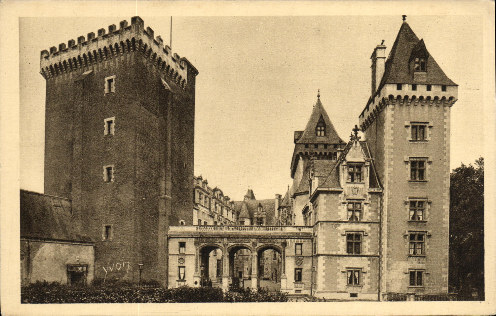 VINTAGE POSTCARD Pau the Keep and L entered of Castle