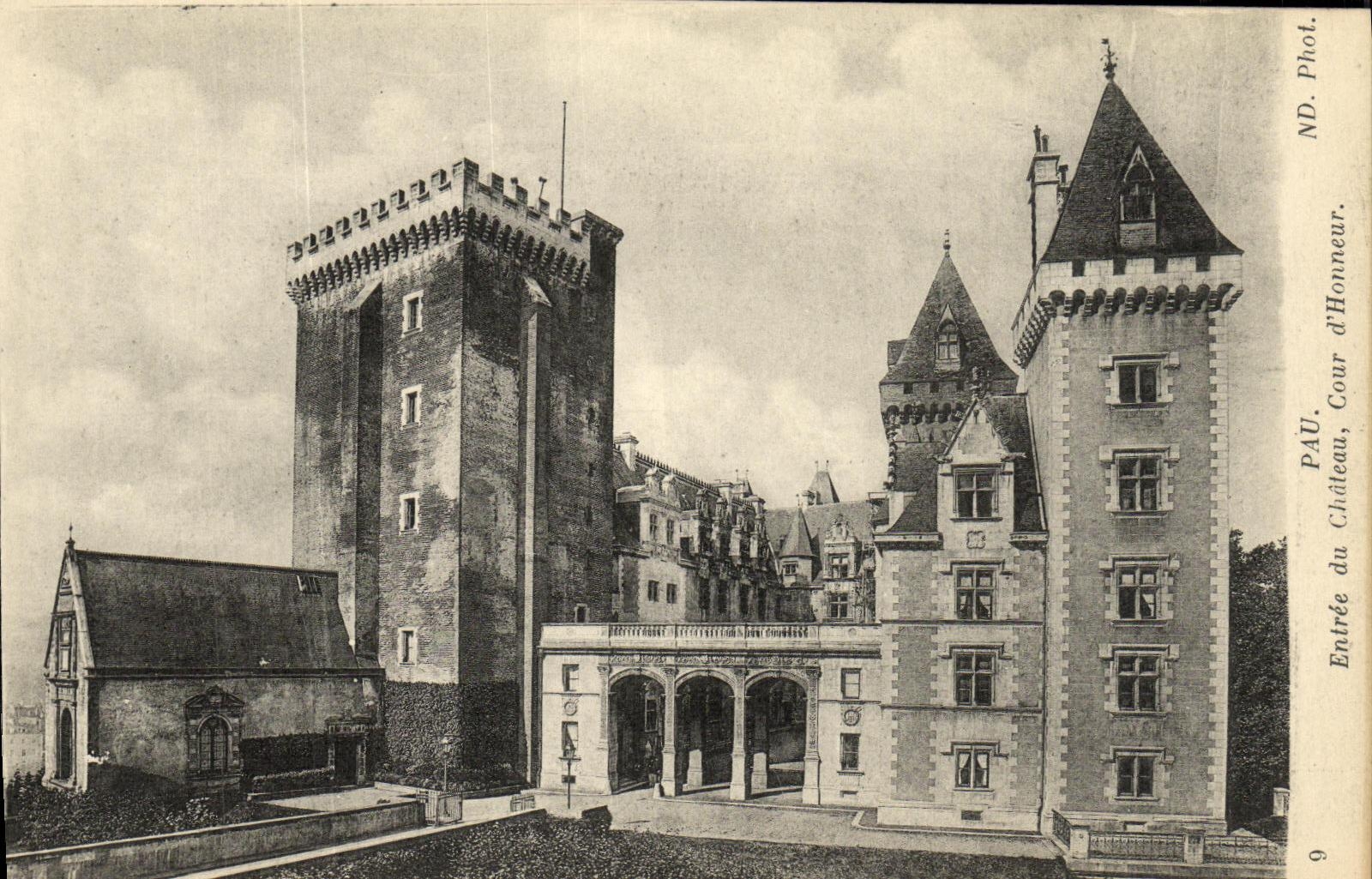 VINTAGE POSTCARD Pau Between Castle Court D Honor