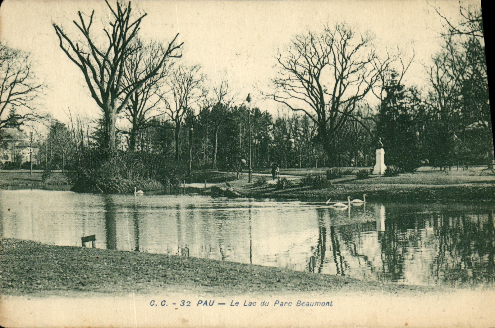 VINTAGE POSTCARD Pau the Lake of the Beaumont Park