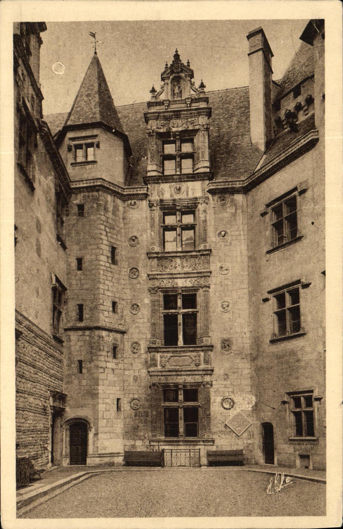 VINTAGE POSTCARD Pau Castle Henri IV the Court D Honor