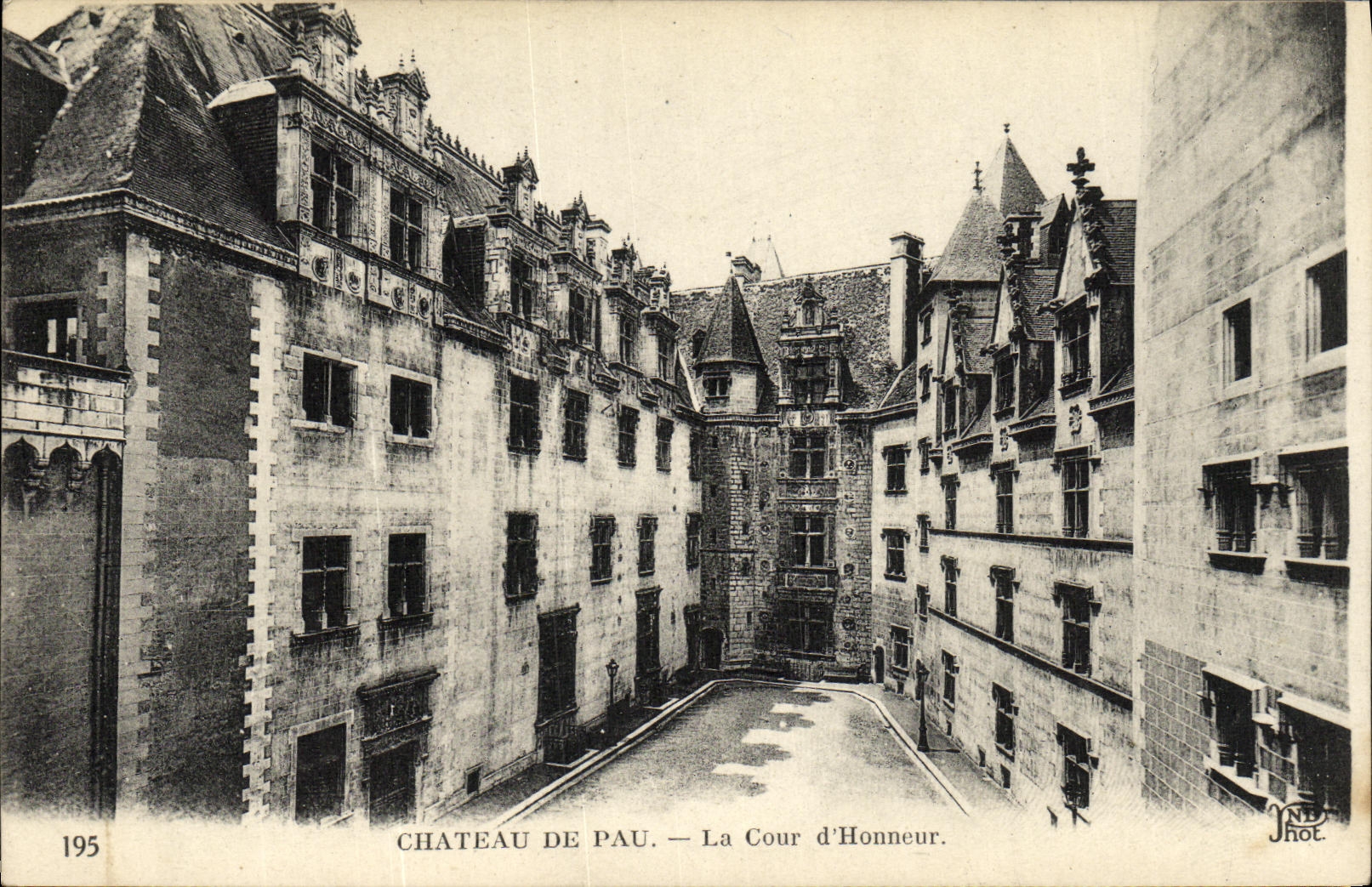 VINTAGE POSTCARD Pau Of Castle the Court D Honor