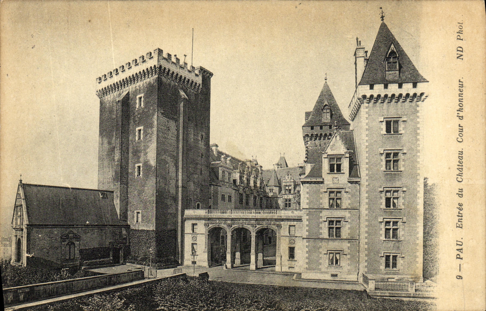 VINTAGE POSTCARD Pau Entered of the Castle Court D honor