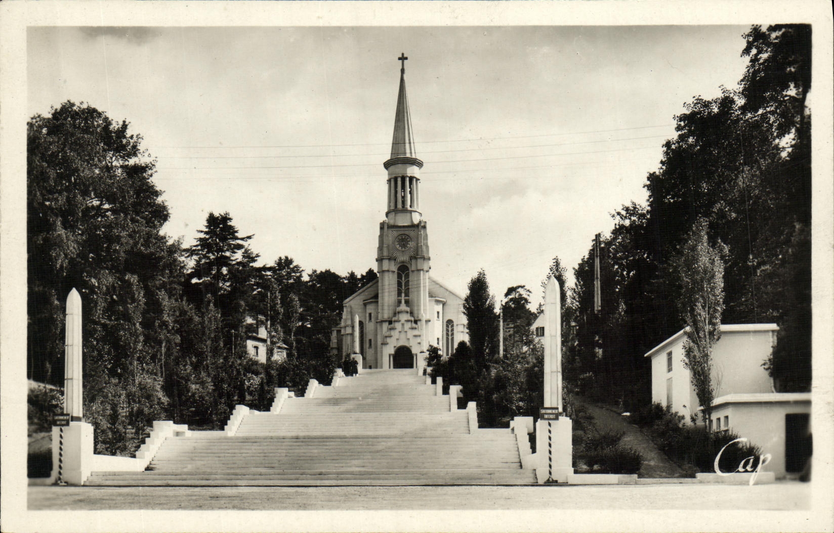 La POSTAL de la VENDIMIA Bagnoles de L adorna la nueva iglesia