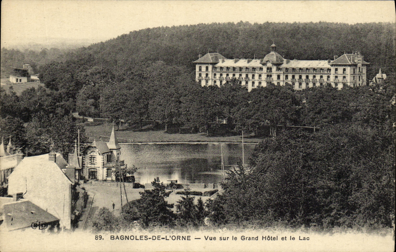 La POSTAL de la VENDIMIA Bagnoles de L adorna visto en el hotel grande y el lago