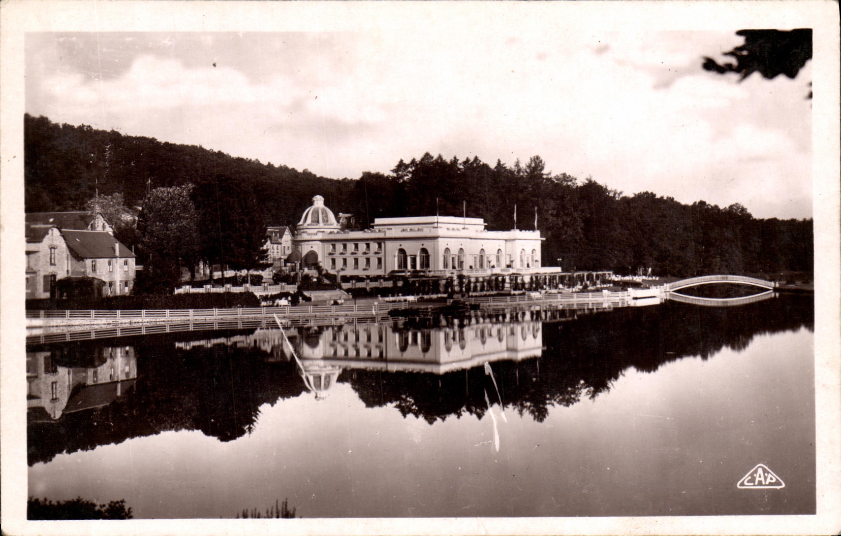 La POSTAL de la VENDIMIA Bagnoles de L adorna el casino del lago y de la pasarela