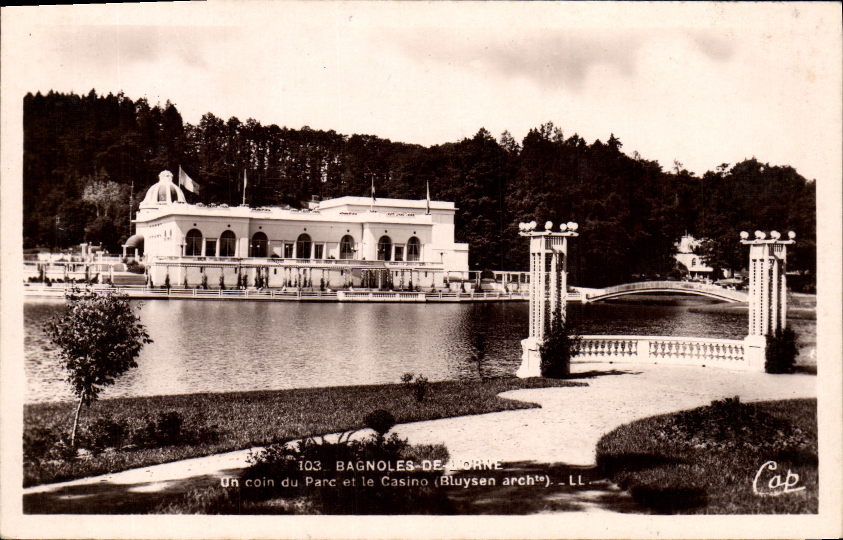 La POSTAL de la VENDIMIA Bagnoles de L adorna una esquina del parque y del casino