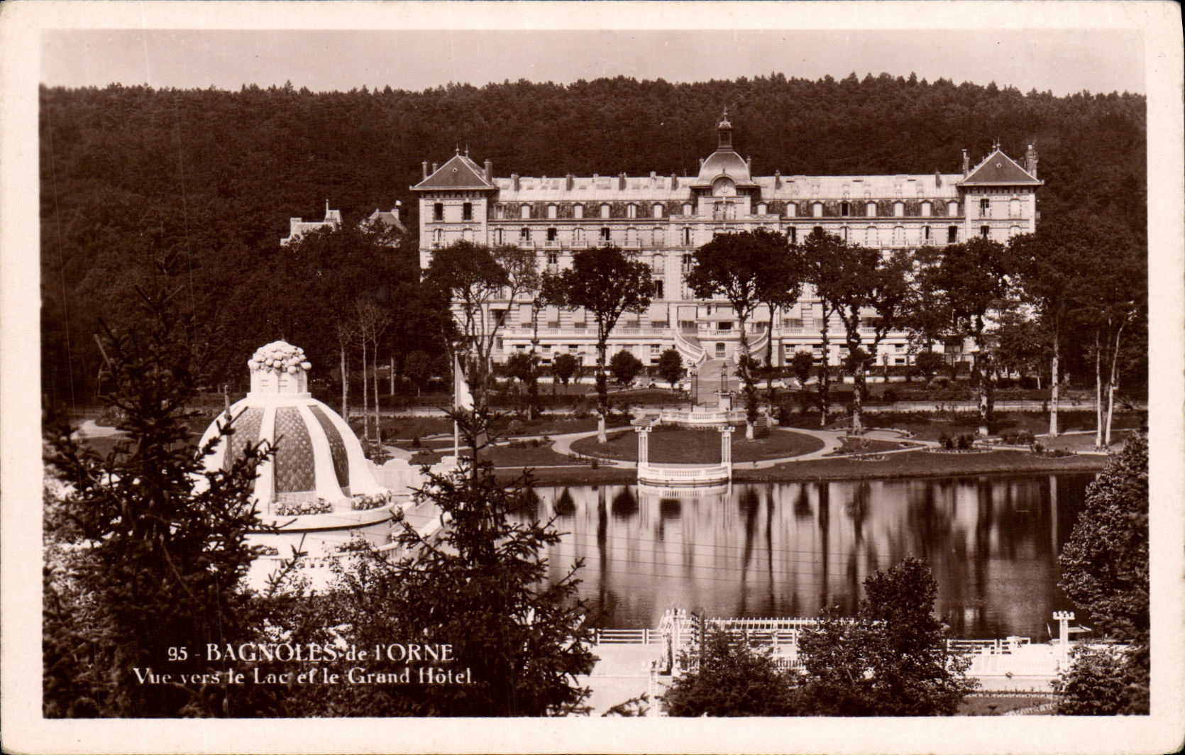 La POSTAL de la VENDIMIA Bagnoles de L adorna visto hacia el lago y el hotel grande