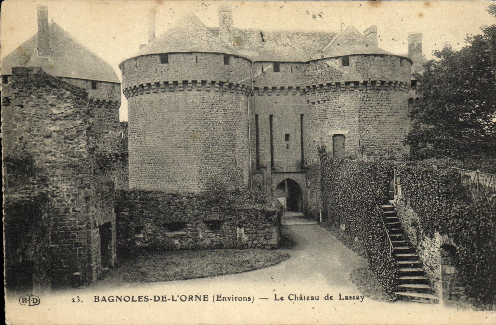 La POSTAL de la VENDIMIA Bagnoles de L adorna el castillo de Lassay