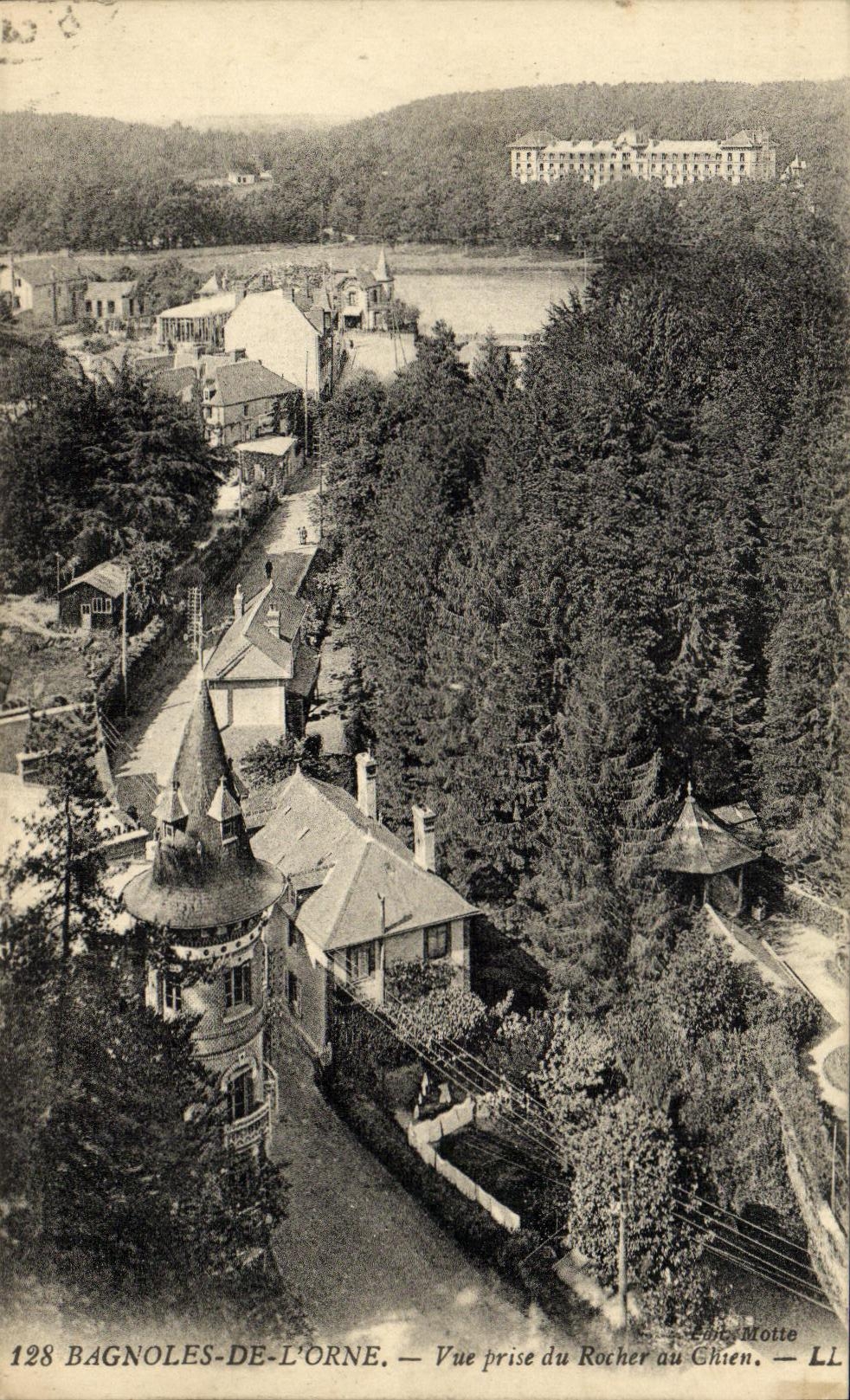 La POSTAL de la VENDIMIA Bagnoles de L adorna la roca con el perro vista