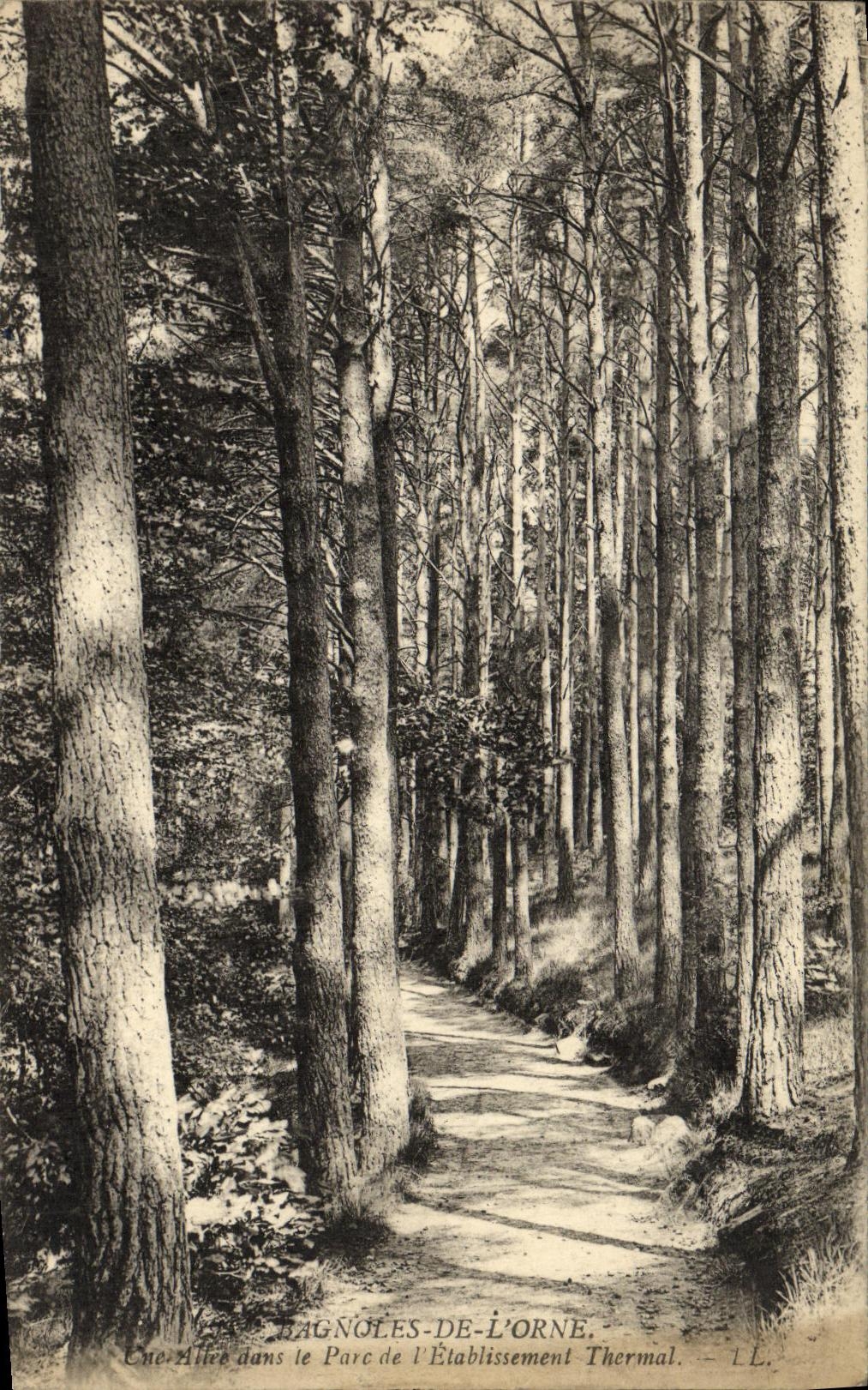 La POSTAL de la VENDIMIA Bagnoles de L adorna un callejon en el parque de L establecimiento hidropatico