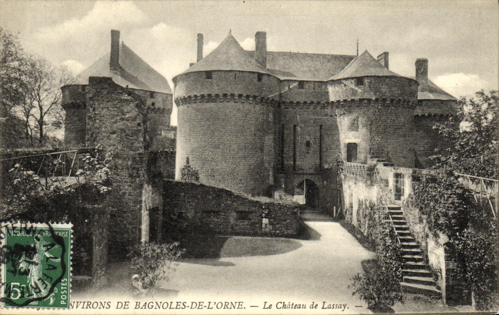Los alrededores de la POSTAL de la VENDIMIA de Bagnoles de L adornan el castillo de Lassay