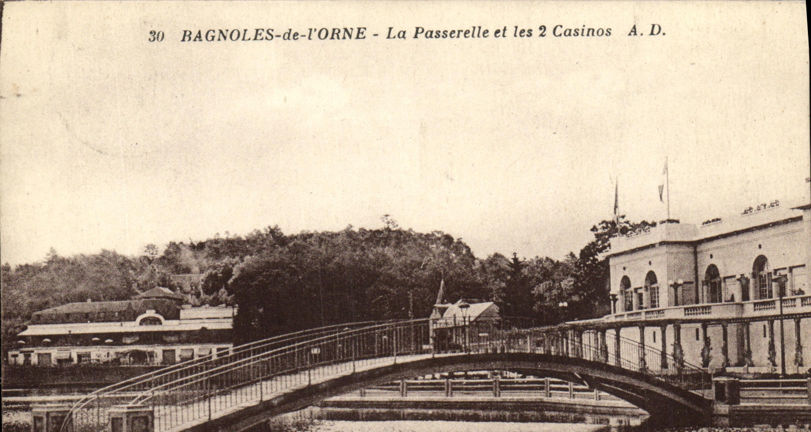 La POSTAL de la VENDIMIA Bagnoles de L adorna la pasarela y los 2 casinos