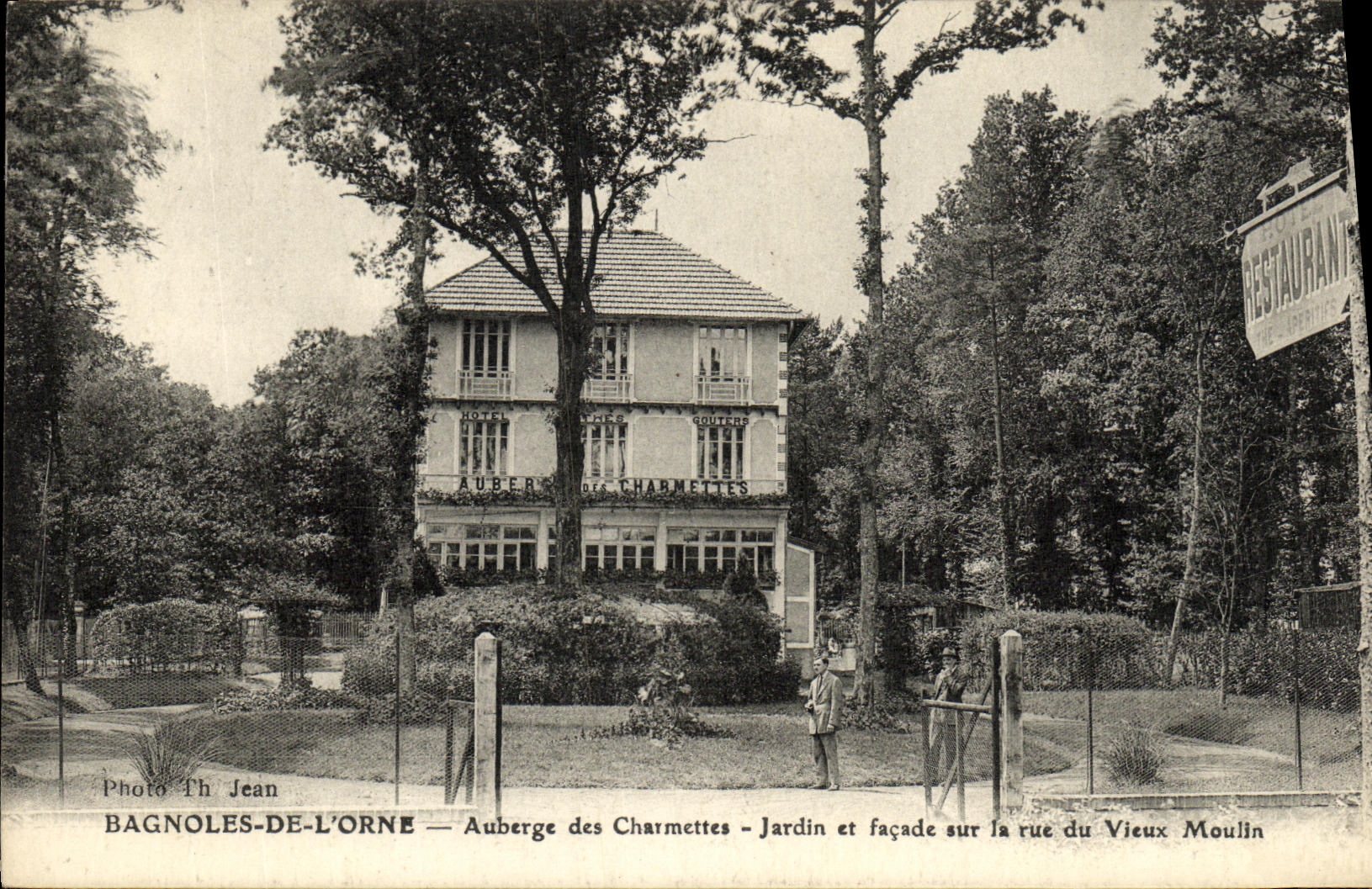 La POSTAL de la VENDIMIA Bagnoles de L adorna el meson de Charmettes Jardin y fachada