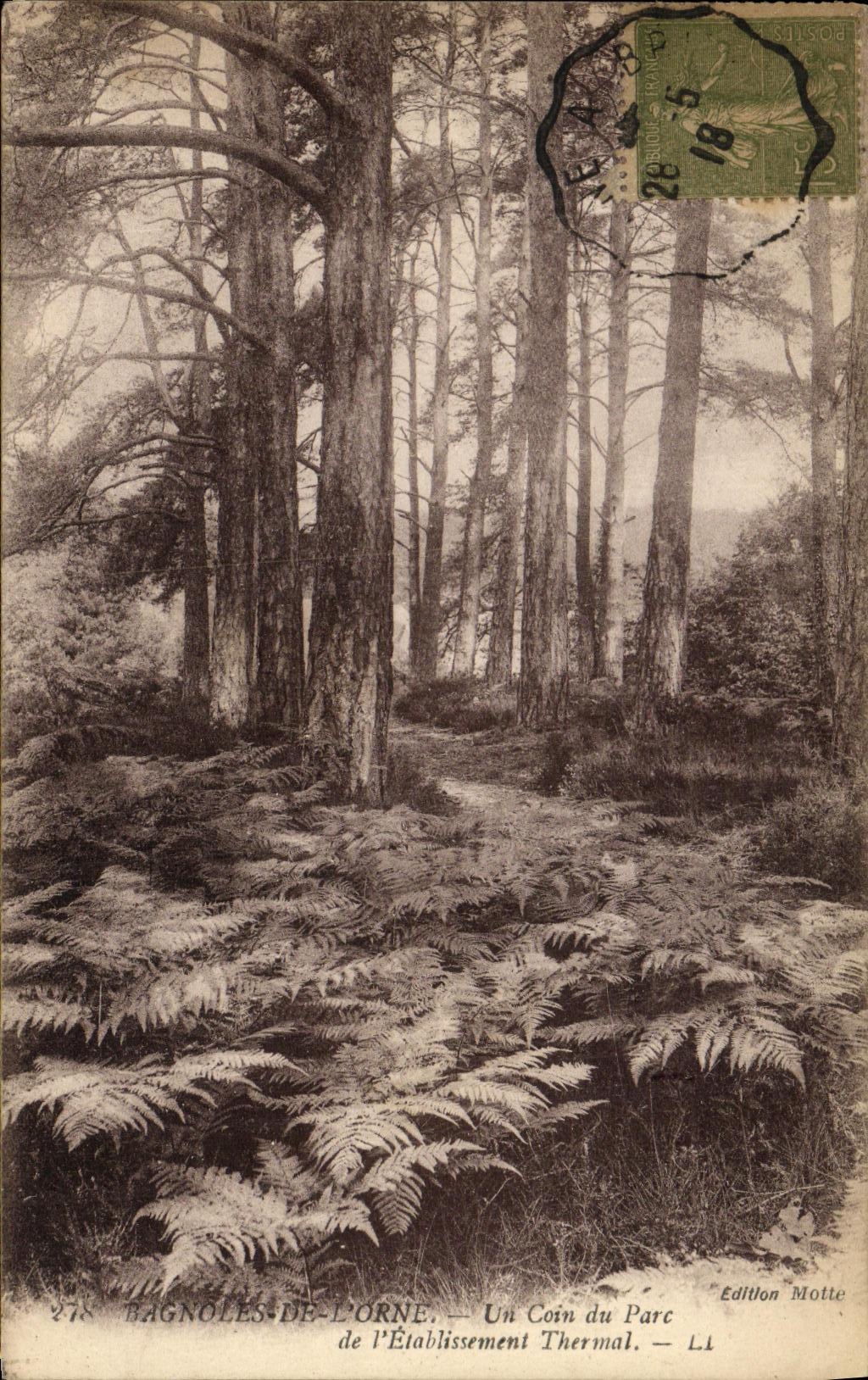 La POSTAL de la VENDIMIA Bagnoles de L adorna una esquina del parque de L establecimiento hidropatico