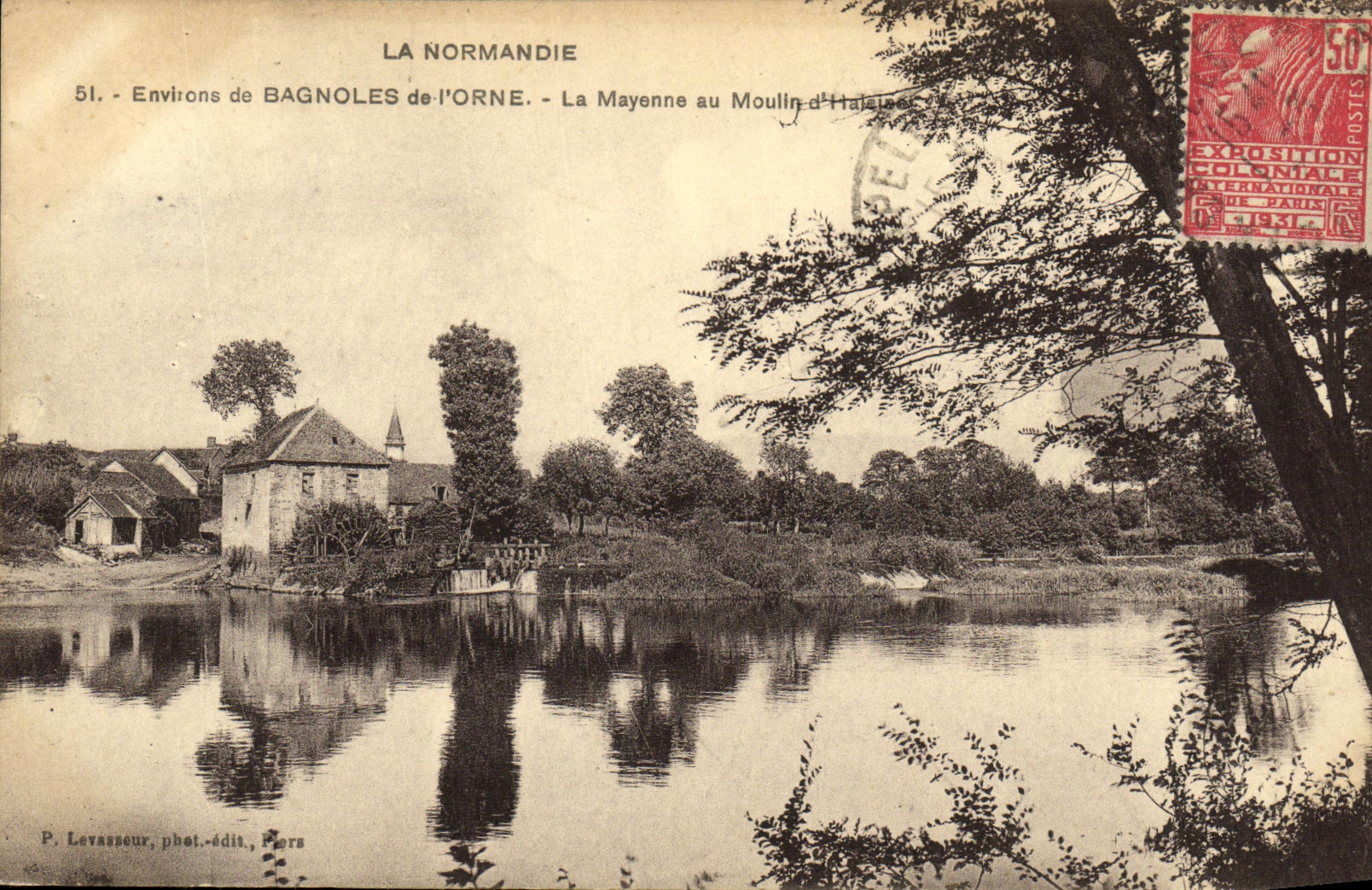 Los alrededores de la POSTAL de la VENDIMIA de Bagnoles de L adornan Mayenne con el molino D Haleine